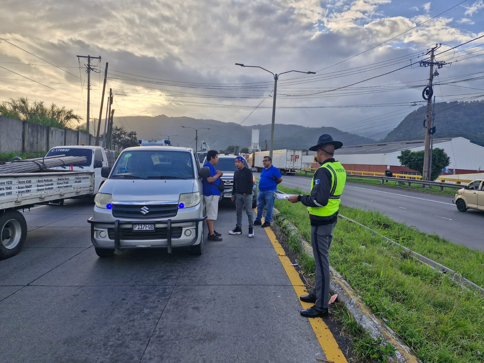 La ruta al Pacífico es afectada este 12 de julio por varios accidentes de tránsito. (Foto Prensa Libre. Provial)