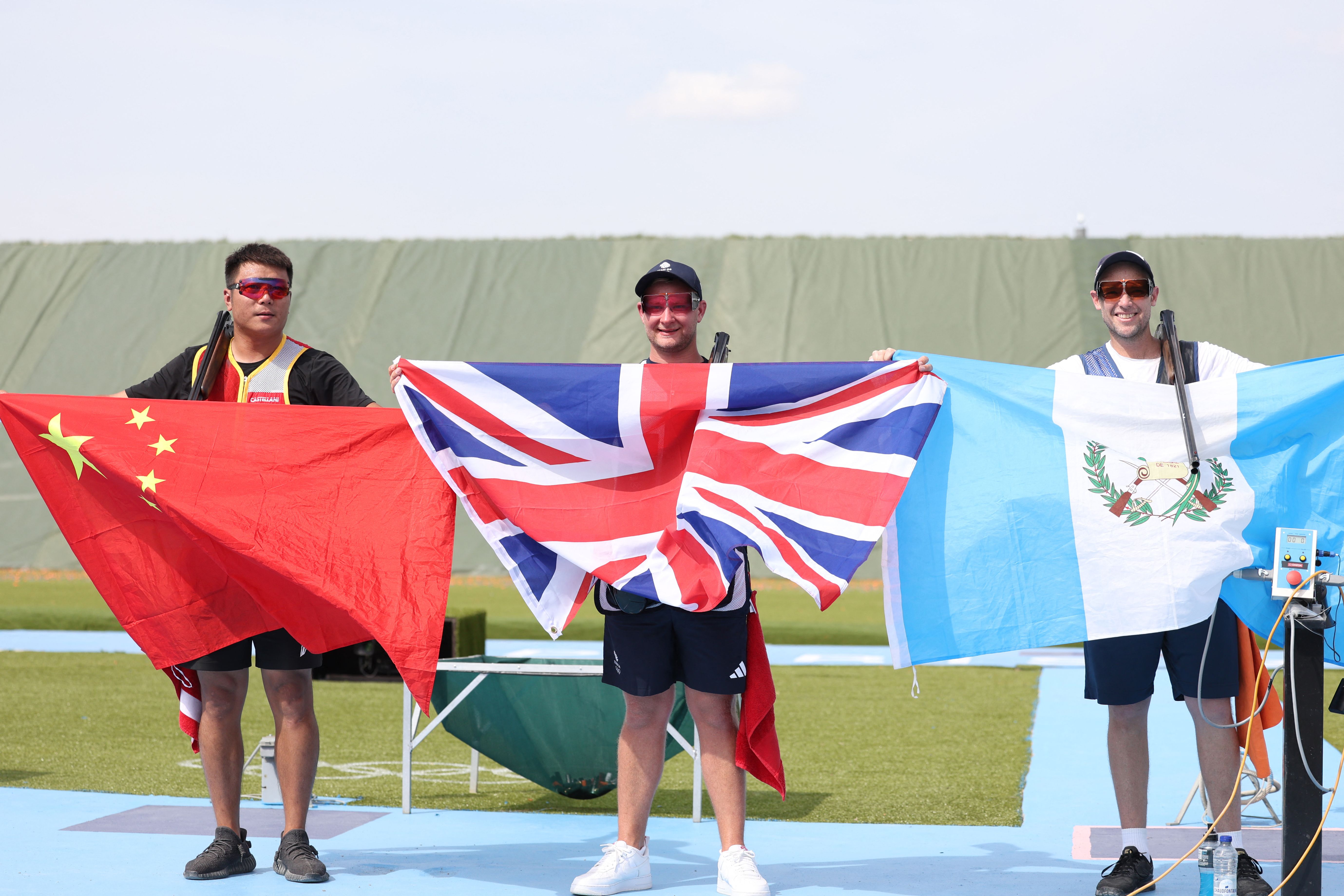 Jean Pierre Brol posa con los medallistas de oro y plata.'