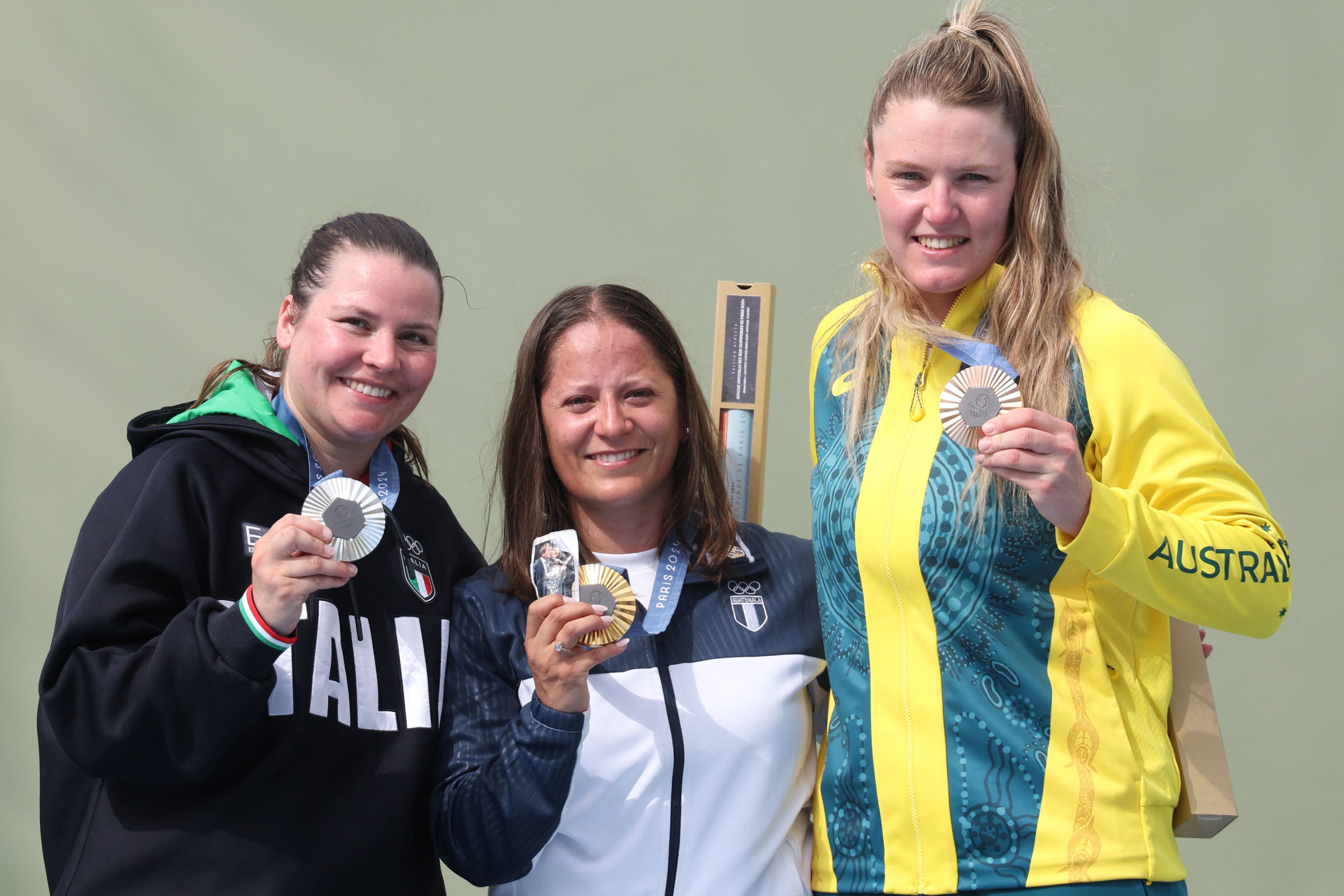 La medallista de oro Adriana Ruano junto a las medallistas de plata y bronce en París 2024.