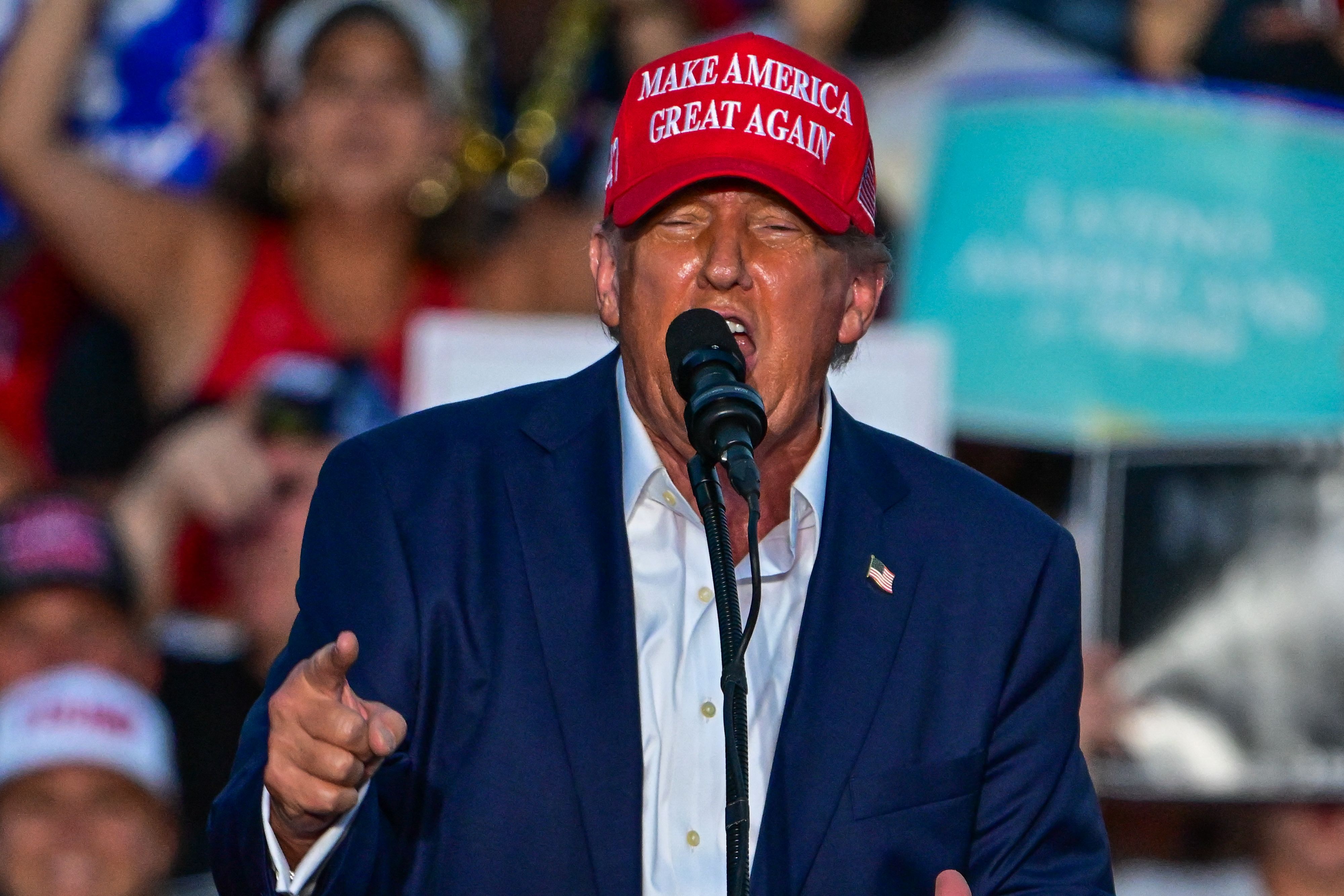 El ex presidente estadounidense y candidato presidencial republicano Donald Trump gesticula mientras habla durante un mitin en Doral, Florida, el 9 de julio de 2024. (Foto Prensa Libre: Giorgio Viera / AFP)