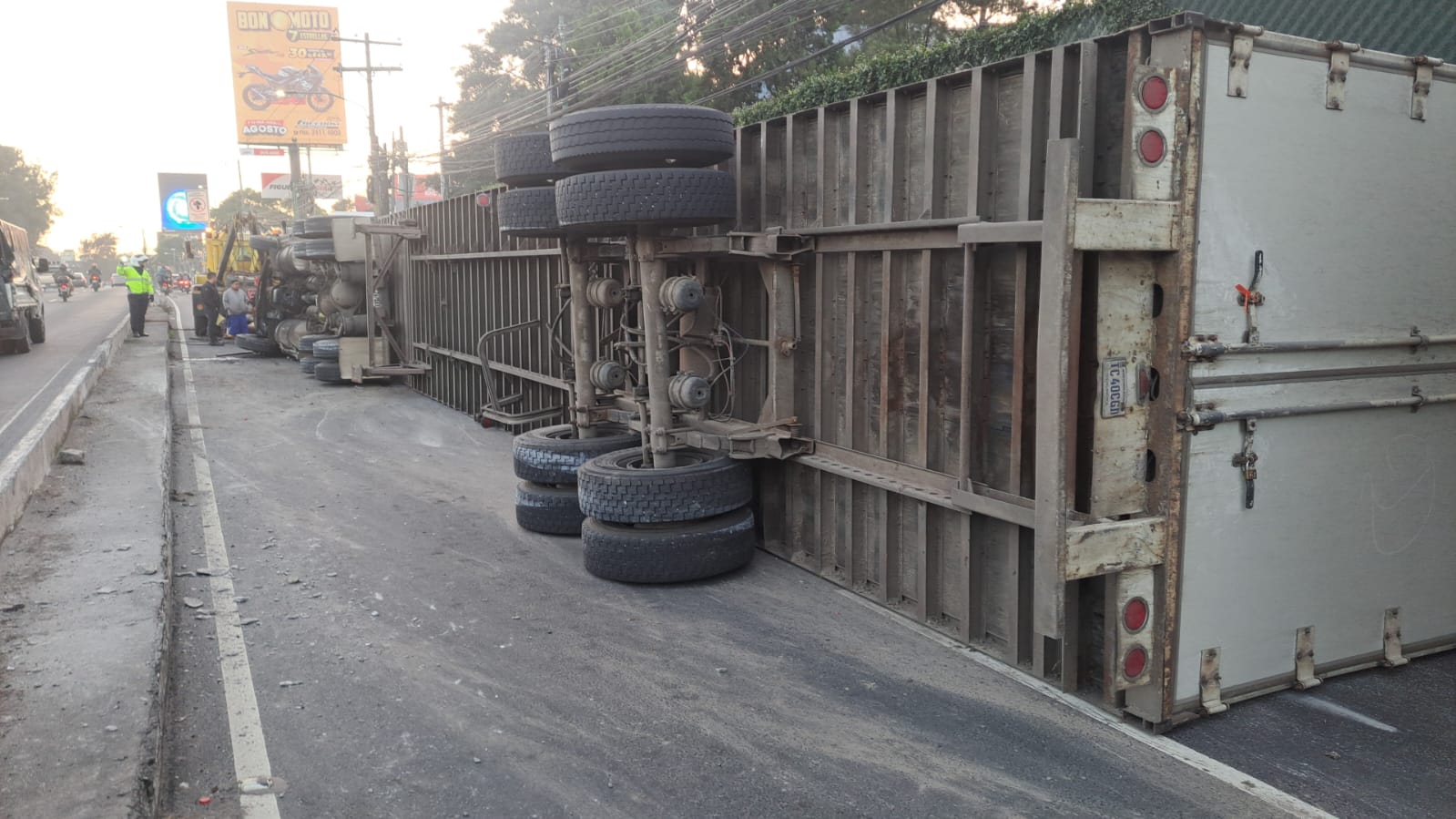 Un tráiler accidentado en la calzada Raúl Aguilar Batres complica el paso hacia la capital. (Foto Prensa Libre: PMT de Villa Nueva)