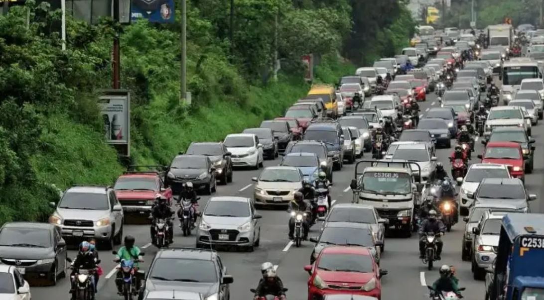 Licitación de placas metálicas se deberá repetir, mientras tanto se darán placas de vinil, según la SAT. (Foto, Prensa Libre: Hemeroteca PL).