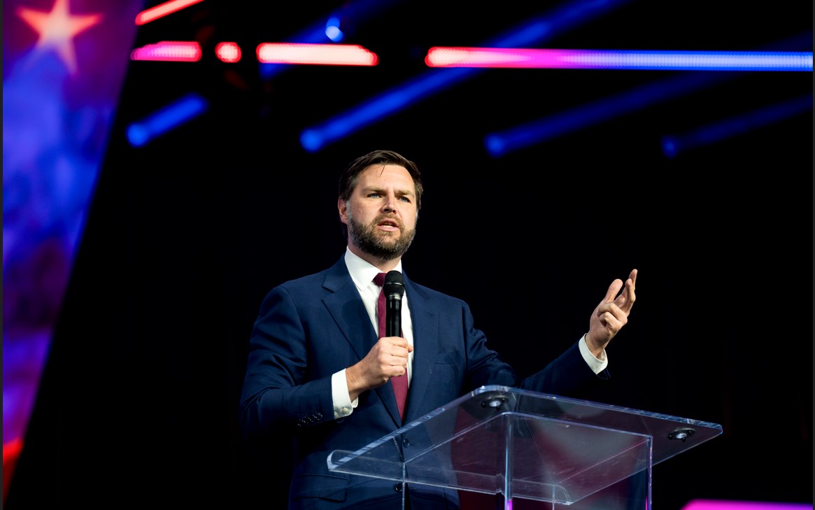 J. D. Vance, senador republicano de Ohio, habla en Detroit, el 16 de junio de 2024. (Nic Antaya/The New York Times).