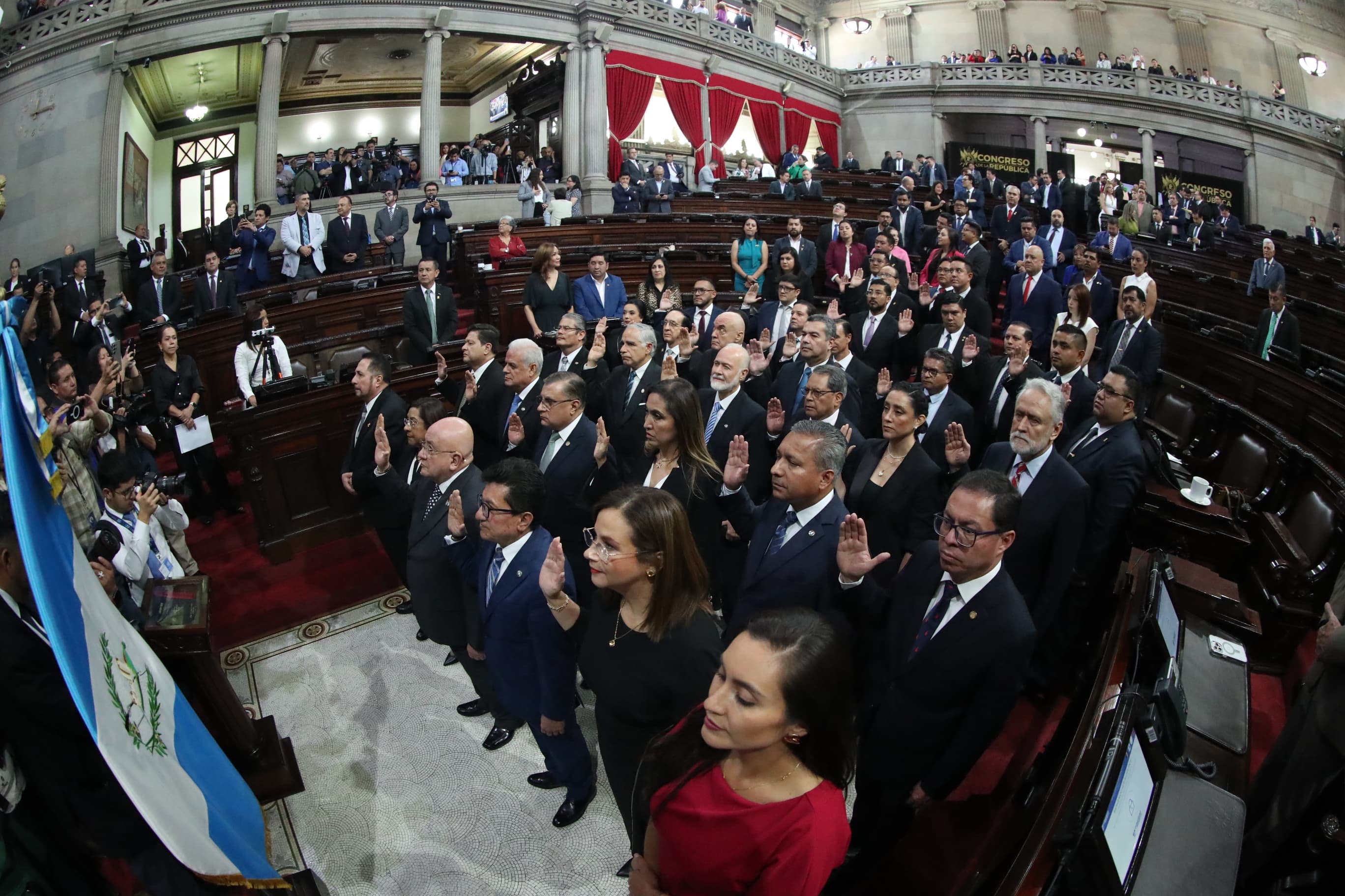 Cada comisión de postulación está integrada por 37 profesionales. Cada uno juró ante la Constitución velar por el respeto de la ley en el trabajo de las postuladoras. Fotografía: Prensa Libre. 