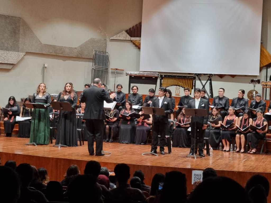 Coro lírico de la Escuela Nacional de Canto en el Conservatorio Nacional