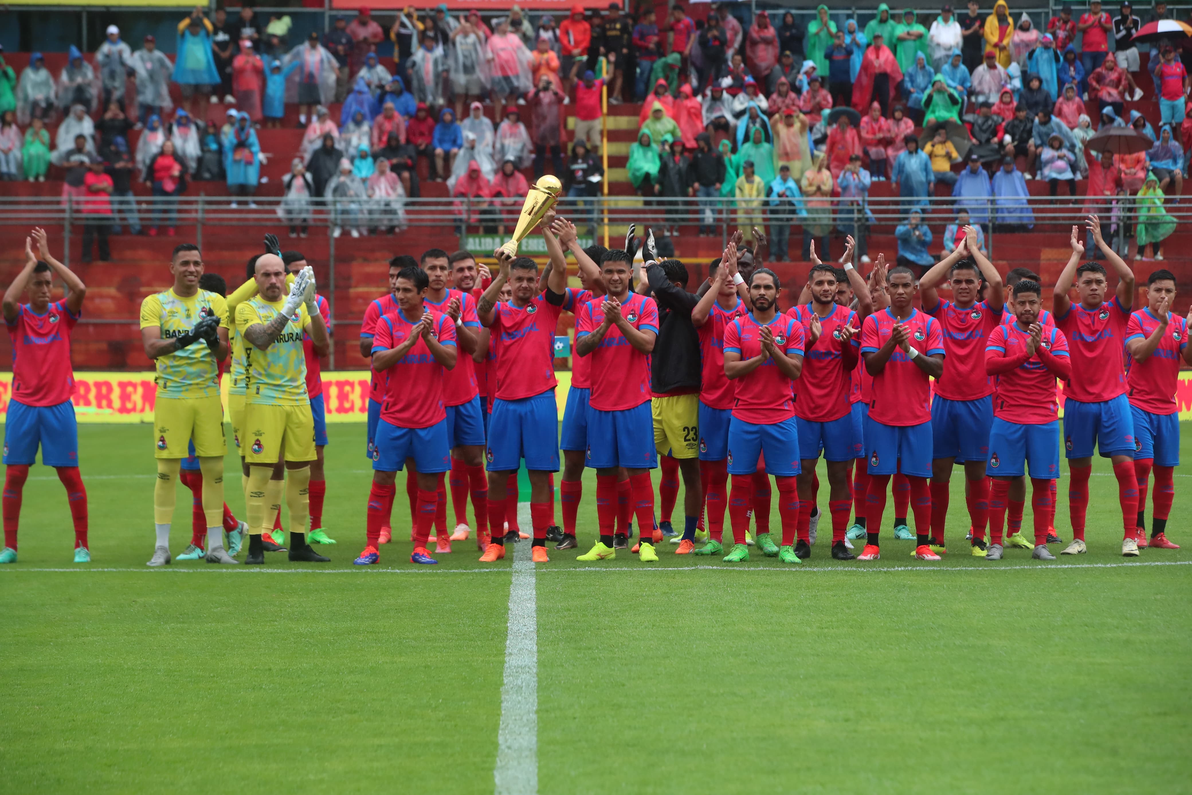 Los Rojos de Municipal mostrando el trofeo del Torneo Clausura a su público.