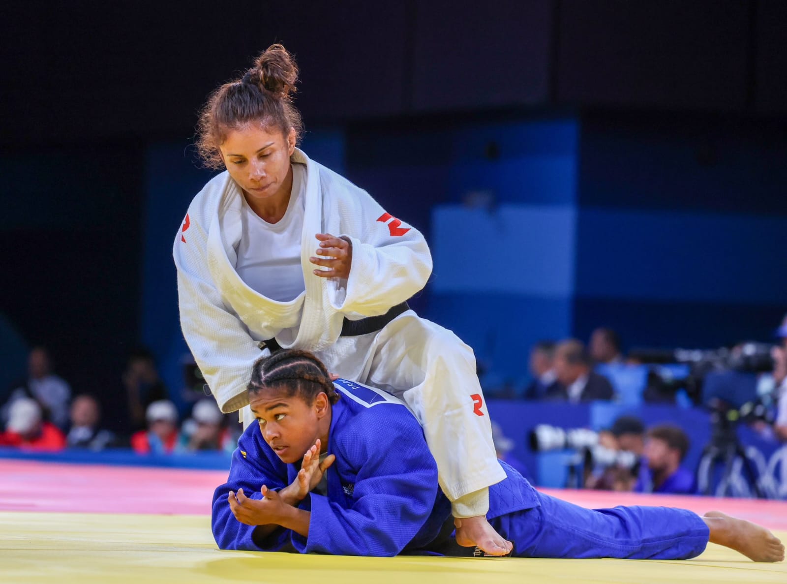 Jacqueline Solís (arriba) teniendo controlada durante el combate a Geronay Whitebooi (abajo).