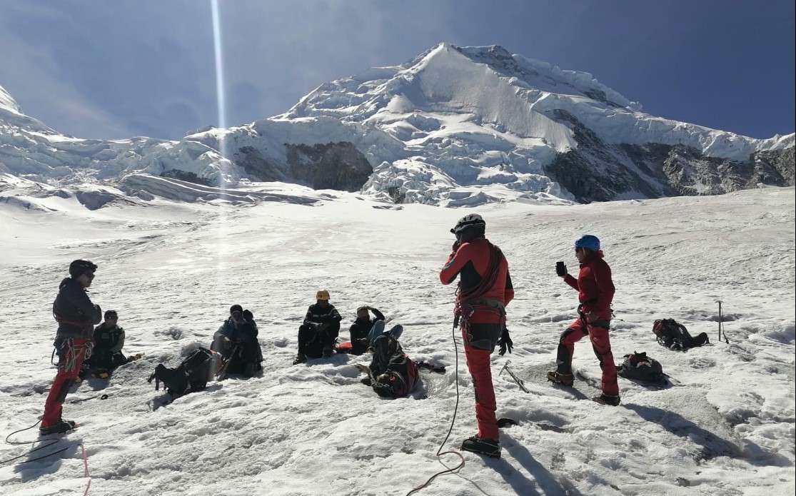 Agentes del Departamento de Alta Montaña encuentran el cuerpo momificado y deshidratado de alpinista en nevado de Huascarán. (Foto Prensa Libre: EFE)