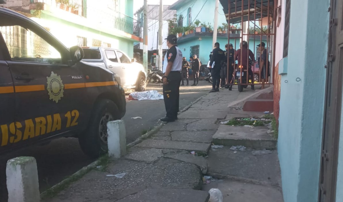 Socorristas y policías resguardan la escenda de un crimen en la colonia Alameda Norte, donde un hombre murió atacado a balazos. (Foto: Bomberos Voluntarios).