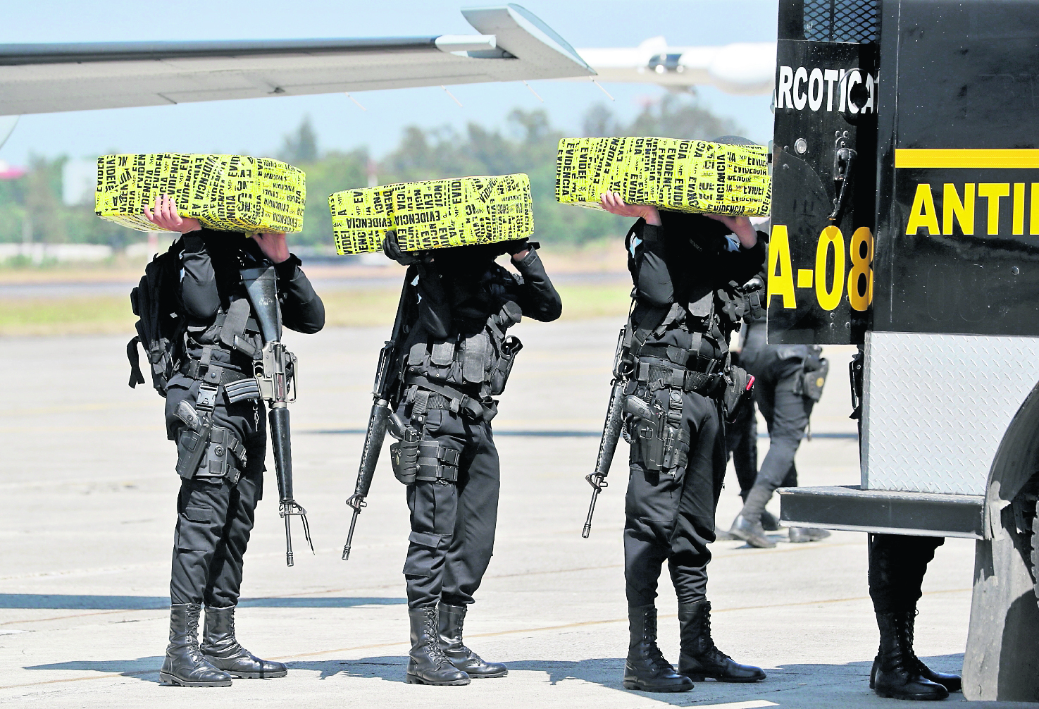 En dos aviones de la Fuerza Aérea Guatemalteca tren la droga decomisada en el departamento del Peten la cocaína decomisada está valorada en más de Q100 millones.

Fotografía. Erick Avila:             29012020