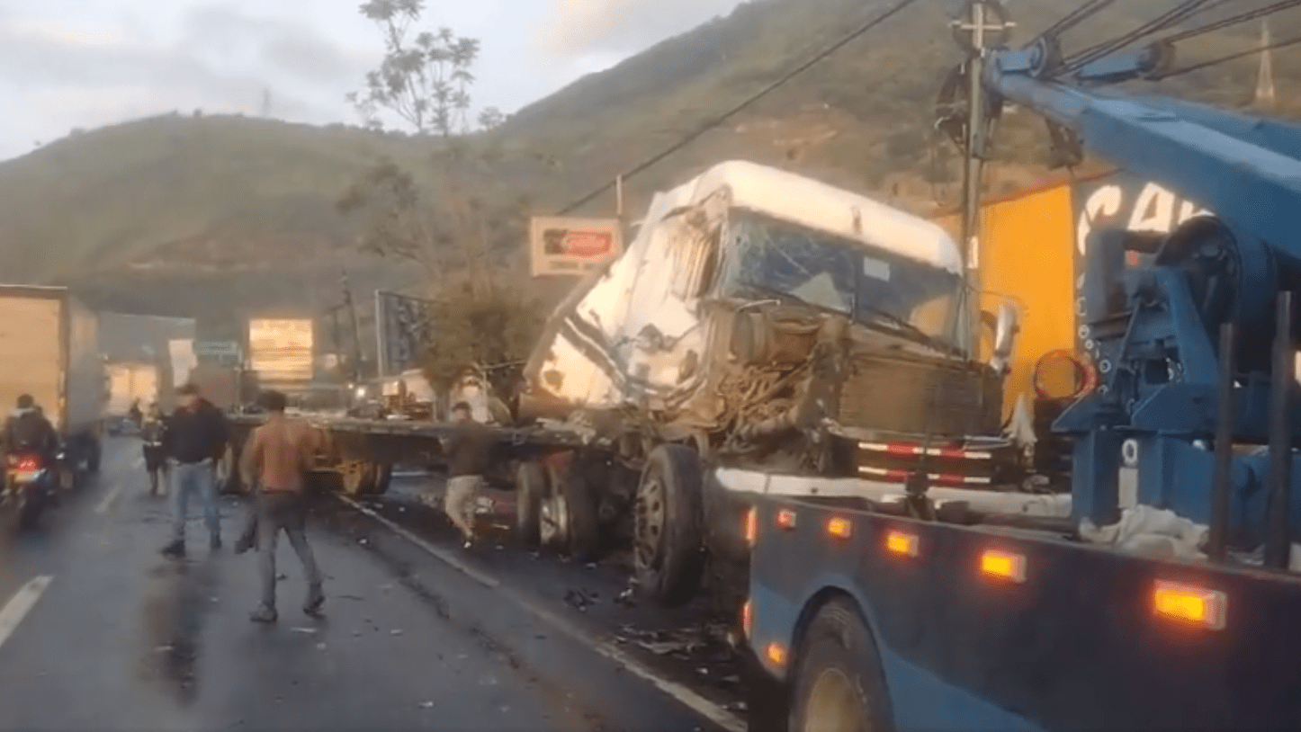 Colisión entre dos cabezales en el kilómetro 30 de la ruta al Pacífico