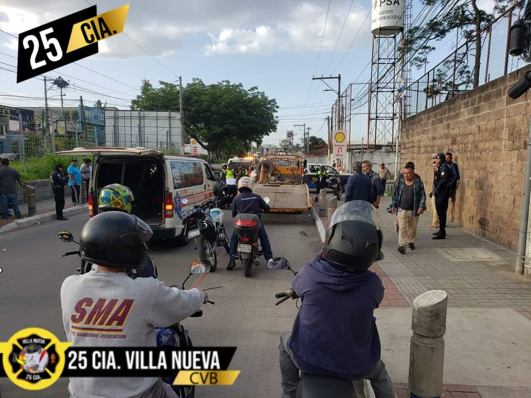 Bomberos Voluntarios trasladan a un agente de la PMT de Villa Nueva hacia el IGSS luego de que fuera baleado en las piernas. (Foto Prensa Libre: Bomberos Voluntarios de Villa Nueva)