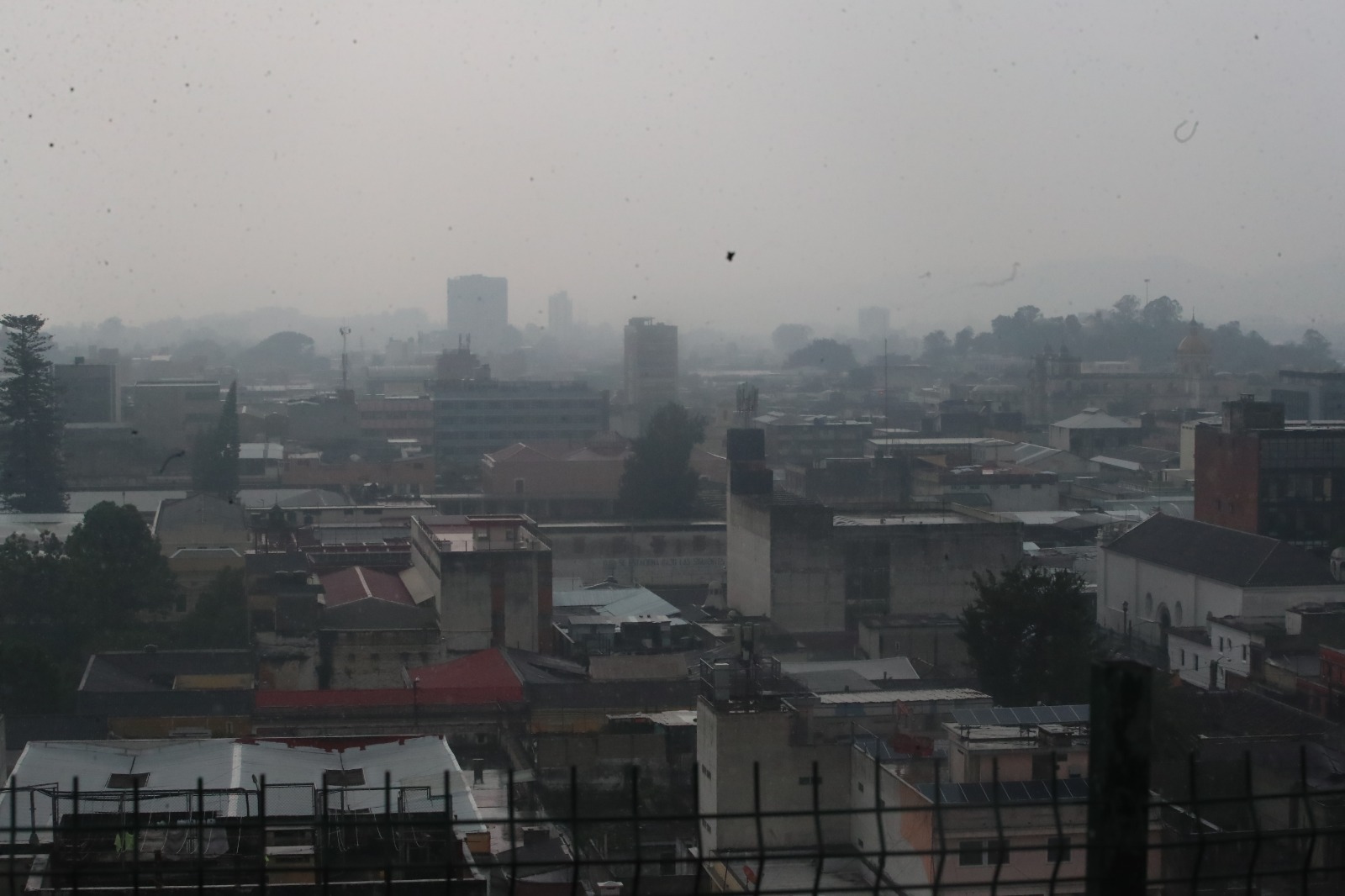 La lluvia de las últimas horas dejó inundaciones en varios puntos de la capital. (Foto Prensa Libre: B. Baiza)