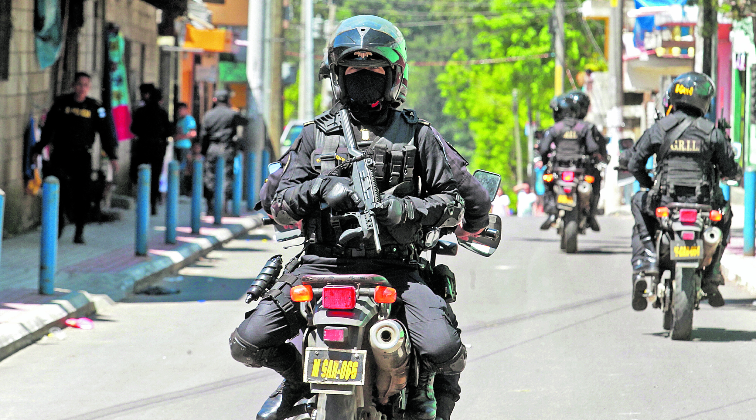 La Policia Nacional Civil, inicio lo que denominaron La Operación Fenix, esto busca reforzar la seguridad en el área de El Mezquital ,el Búcaro, y colonias aledañas, en el sector de la zona 12 de Villa Nueva, las fuerzas de seguridad patrullaron dichas colonias.
Los LOBOS realizaron patrullajes en motocicletas.

Foto Estuardo Paredes               29/09/16