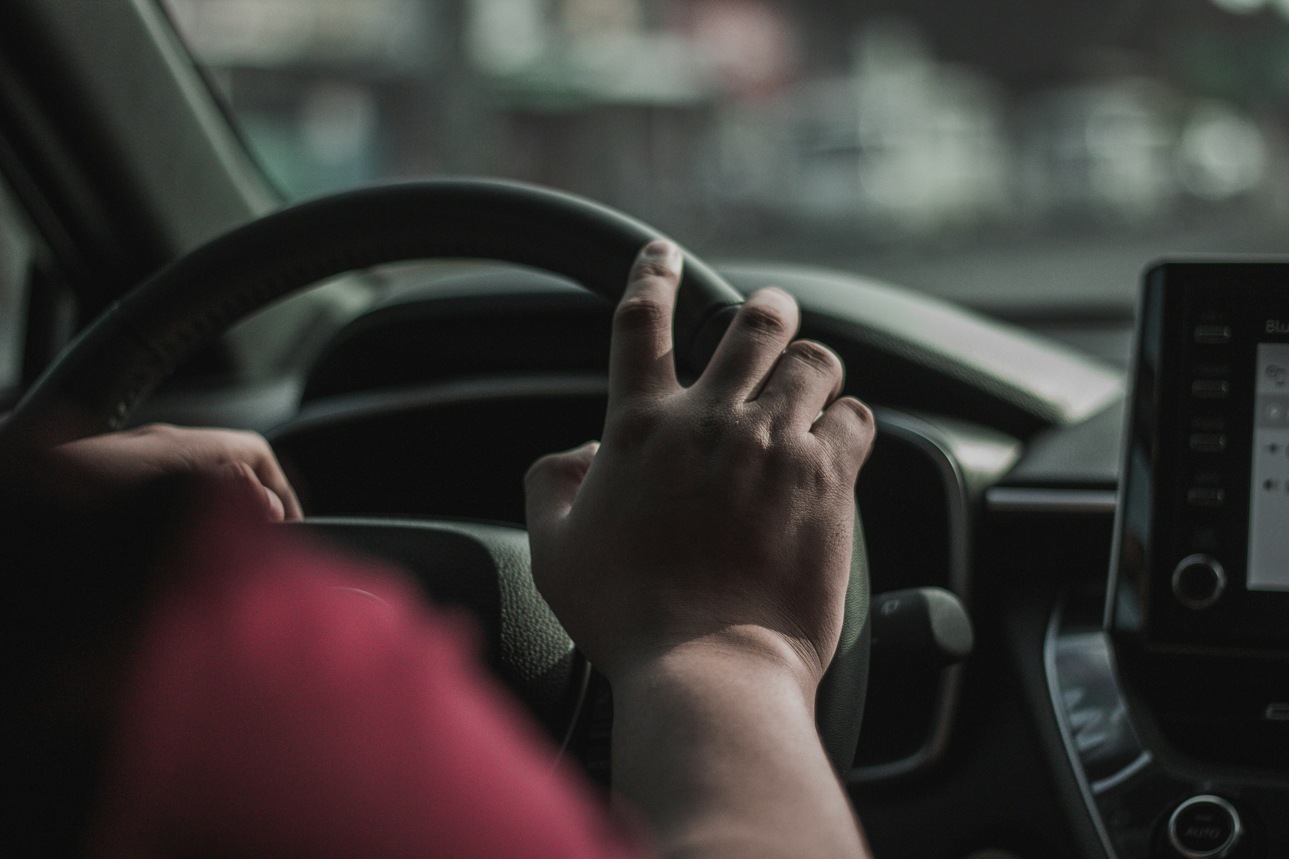 Un automovilista se salvó de chocar con un tráiler que viajaba contra la vía en la ruta de Quetzaltenango a Huehuetenango. (Foto de referencia Prensa Libre: Unsplash)