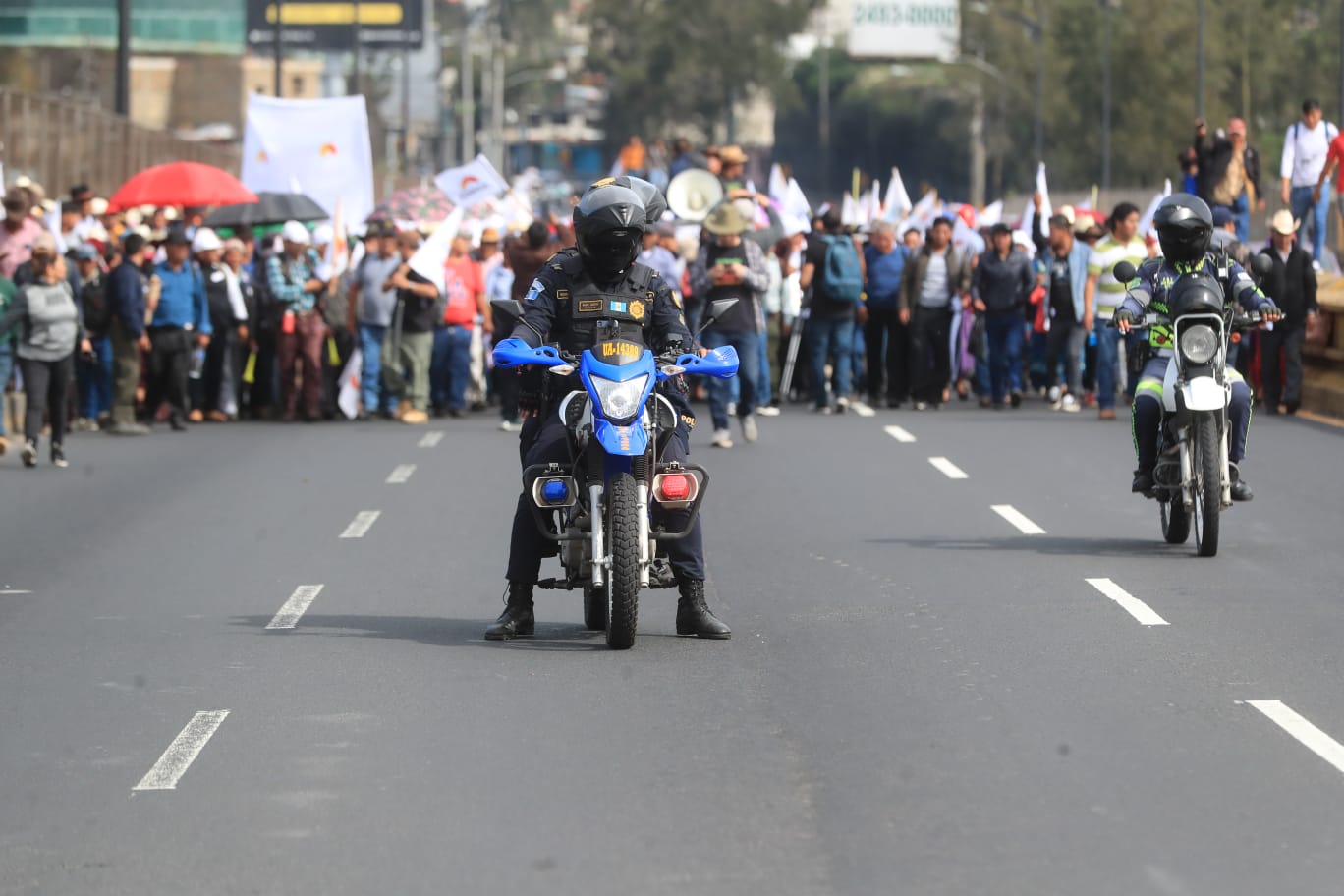 La Policía Nacional Civil (PNC), mantiene un despliegue en distintos puntos, especialmente en el Palacio Nacional, el Congreso y Casa Presidencial. (Fotografía Prensa Libre: Daniel Samayoa)