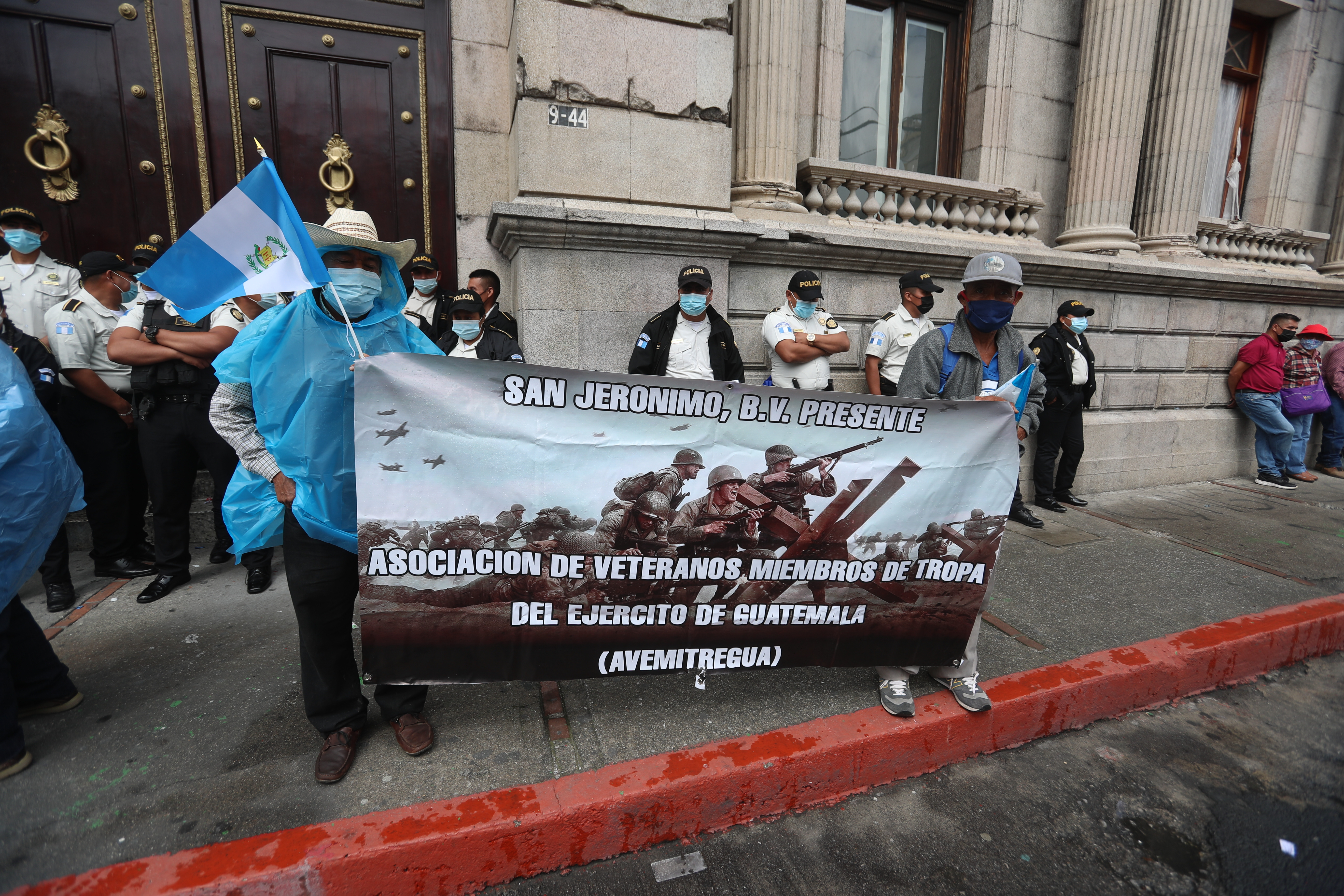 EXMILITARES CONGRESO. Exmilitares, que desean, se apruebe la Ley 5664 se manifestaron en los alrededores del Congreso para su pronta aprobacin. Bloquearon la 8va y 9na avenida de la zona 1. En la imagen, manifestantes en las afueras del Congreso.

Juan Diego Gonzlez.  191021