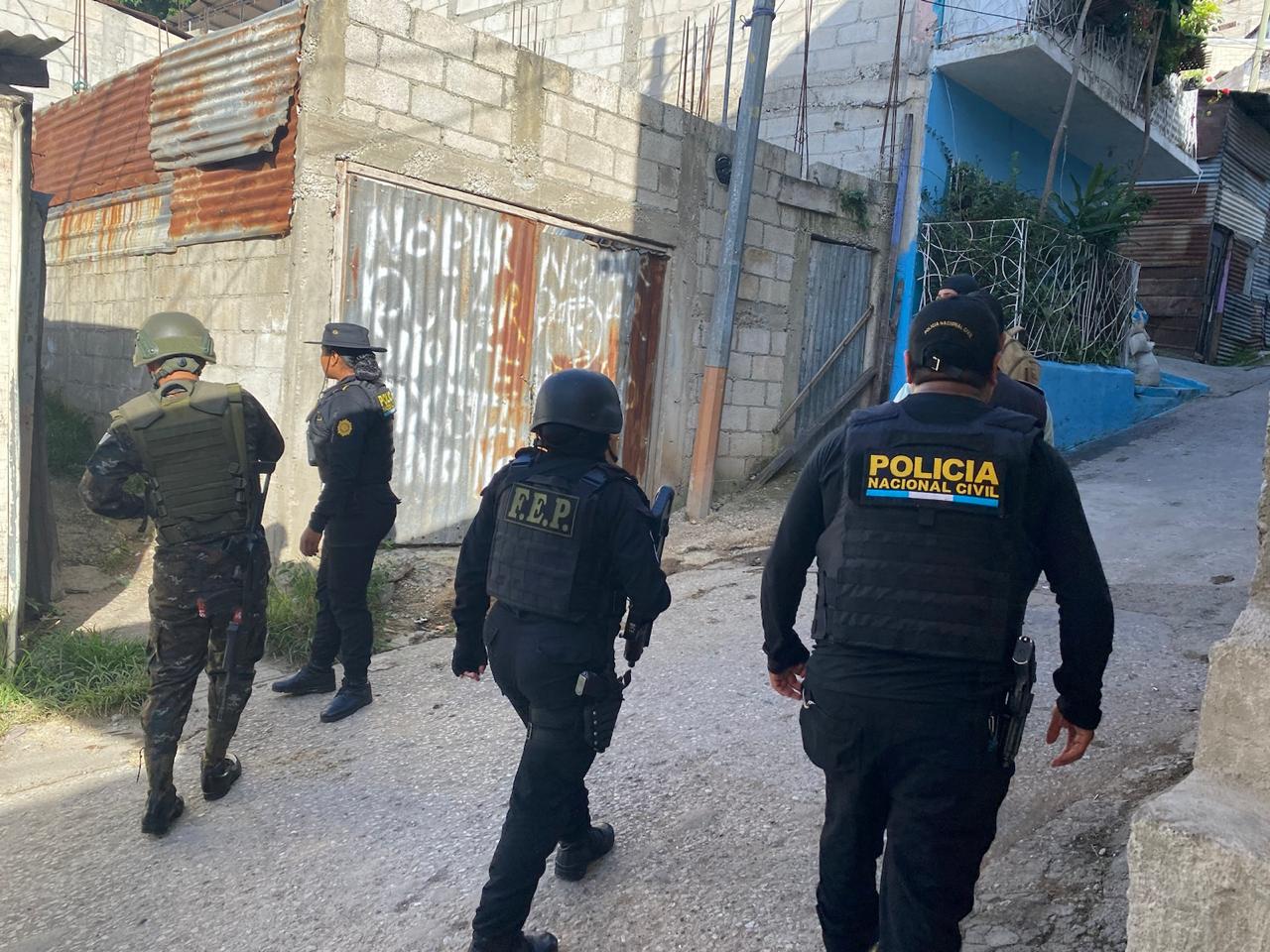 PNC y MP fueron atacados a balazos en la zona 5 cuando efectuaban allanamientos. (Foto Prensa Libre: PNC)