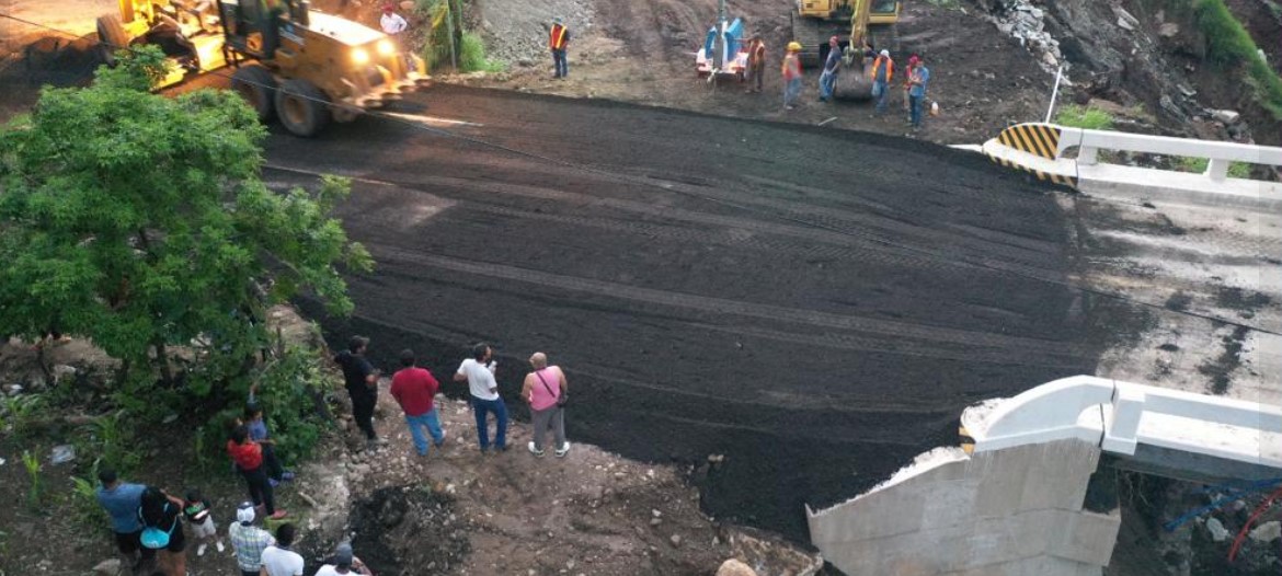 Paso habilitado en el puente Colorado, en el kilómetro 127 de la ruta a El Progreso, Jutiapa. (Foto Prensa Libre: CIV)