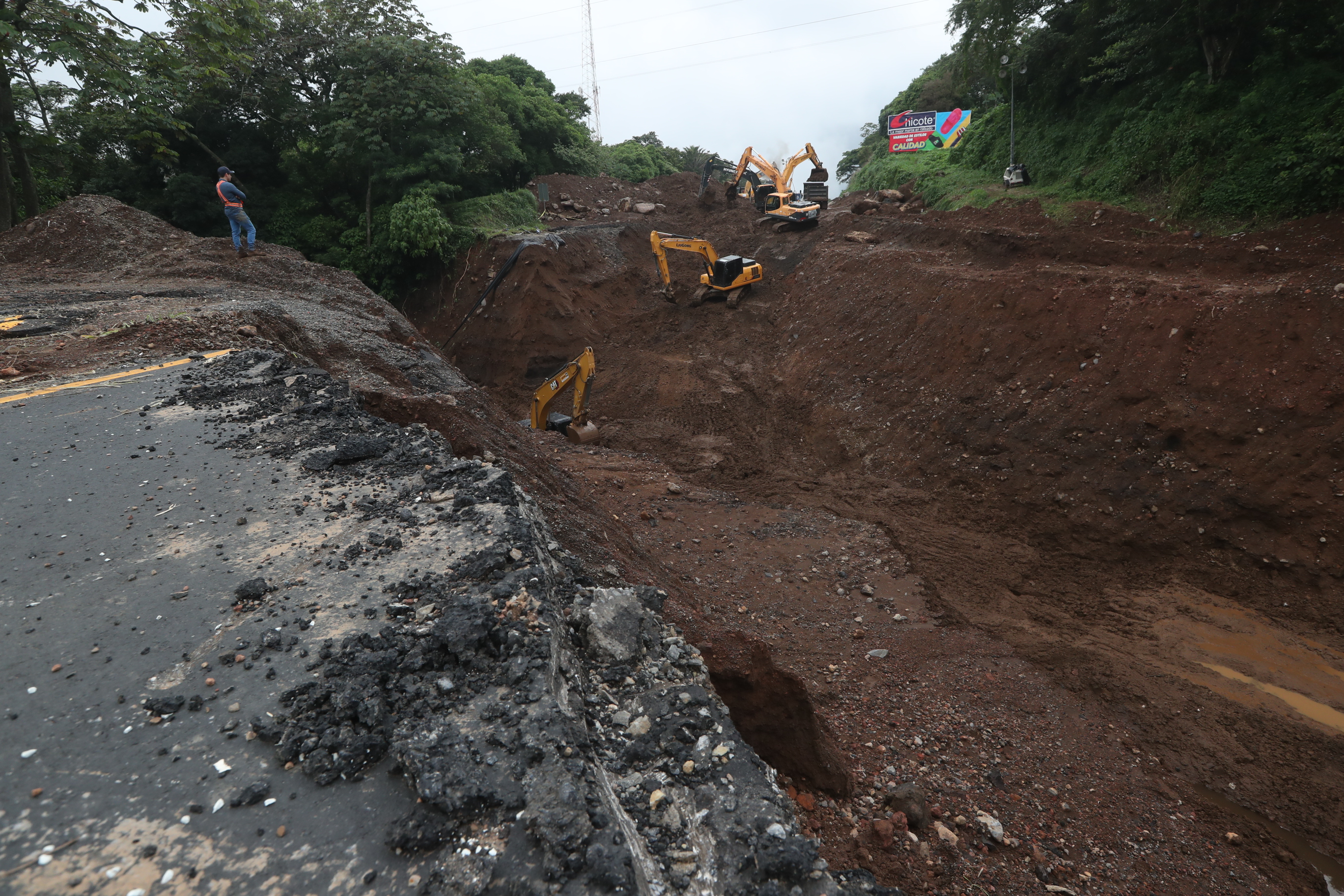 Trabajos de recuperacin de carretera en el kilometro 44 Autopista  Paln Escuintla.  La carretera sufrio daos  por la lluvia que azota al pas. 





Fotografa Esbin Garcia  22-05-24