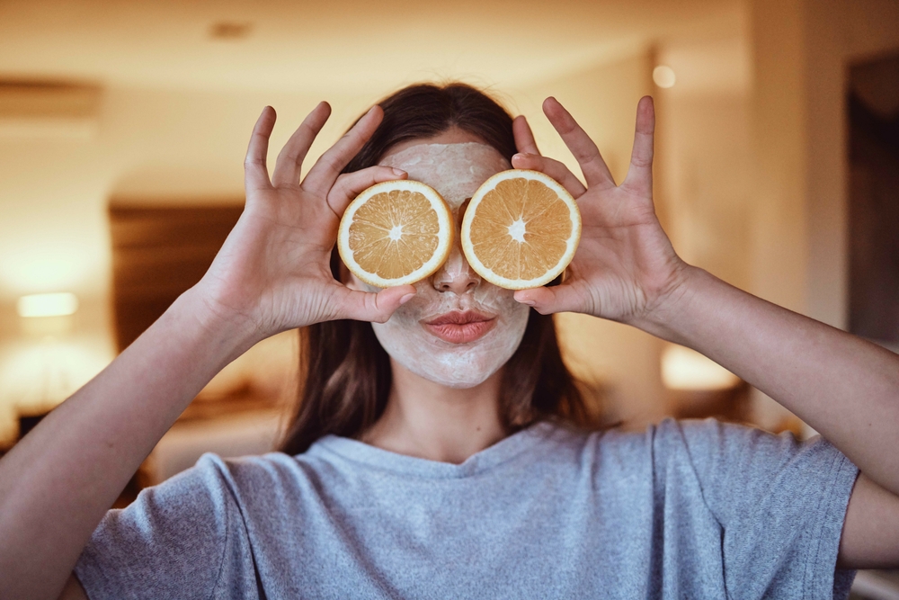 El uso de la vitamina C es adecuada cuando la exposición al sol es mayor ya que, junto al protector solar, brindan una mayor protección. 

(Foto Prensa Libre: Shutterstock) 