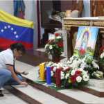 Venezolanos se congregan en la cuasiparroquia San Miguel Arcángel, zona 10 capitalina, para pedir por la paz en Venezuela. (Foto Prensa Libre: Erick Ávila)
