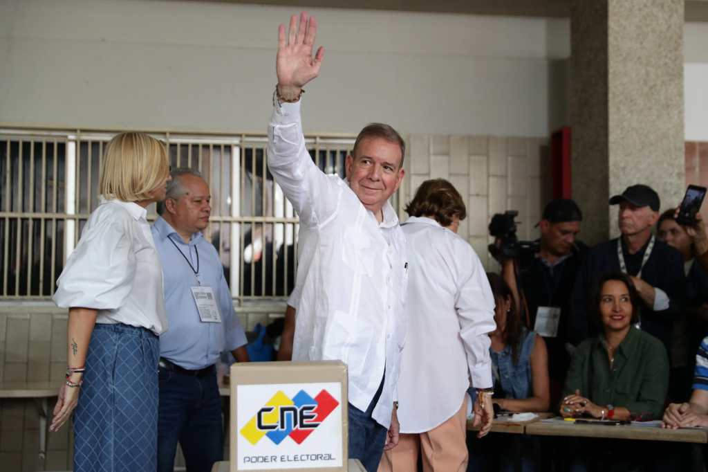 El candidato Edmundo González Urrutia vota en Caracas