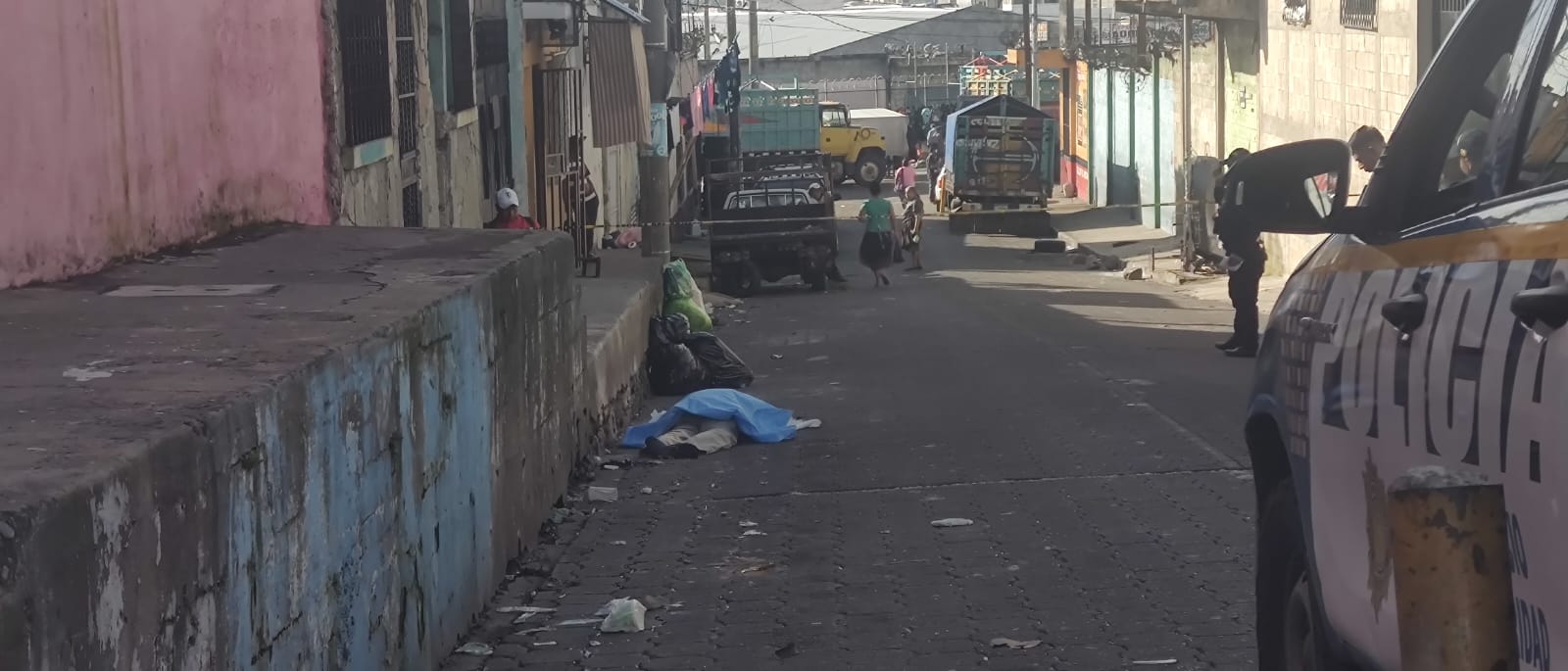 Vecinos de la zona 8 capitalina encontraron el cadáver de un hombre con golpes en el rostro. (Foto Prensa Libre: A. Domínguez)