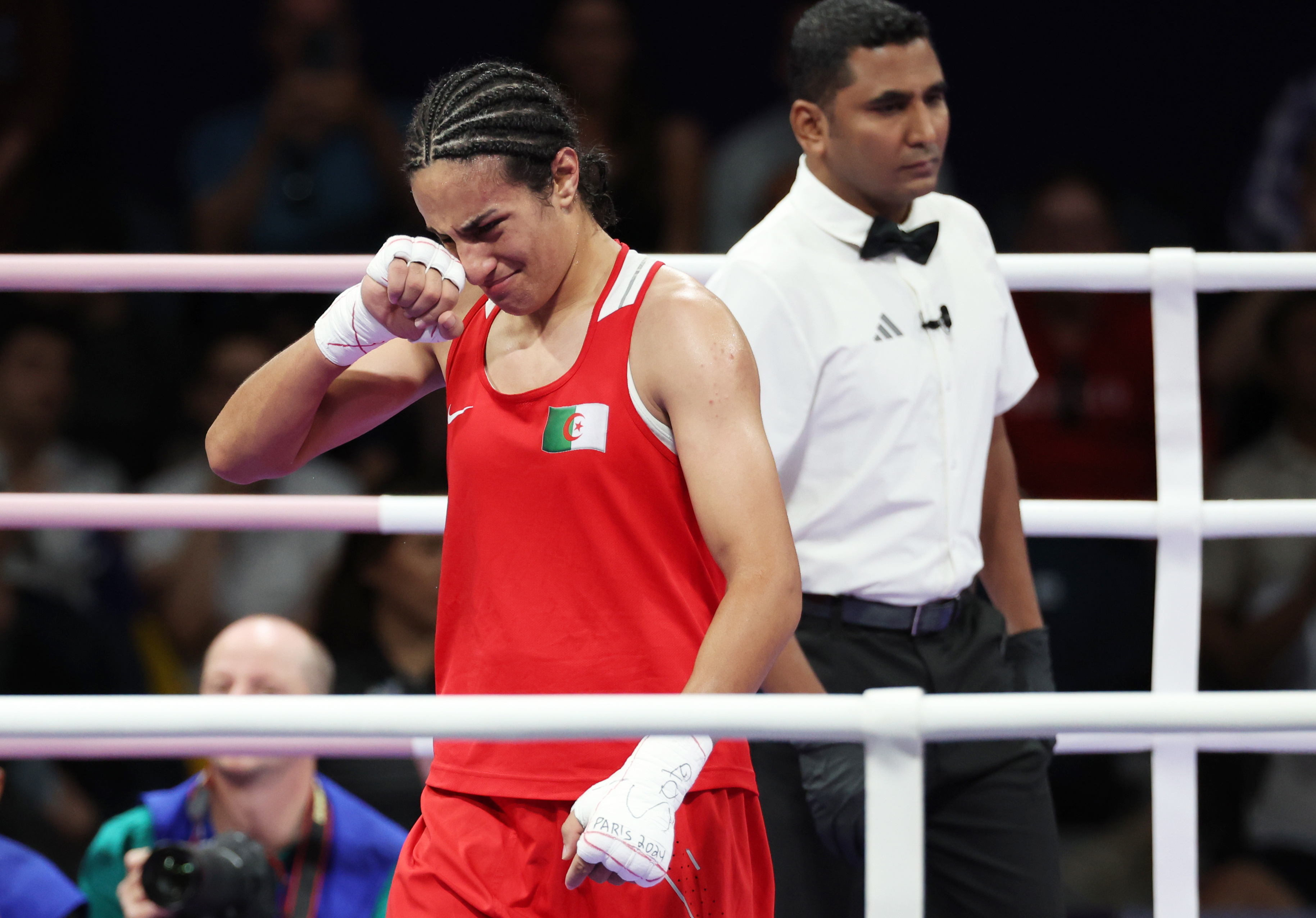 La boxeadora Imane Khelif rompe en llanto, tras asegurar medalla para su país.