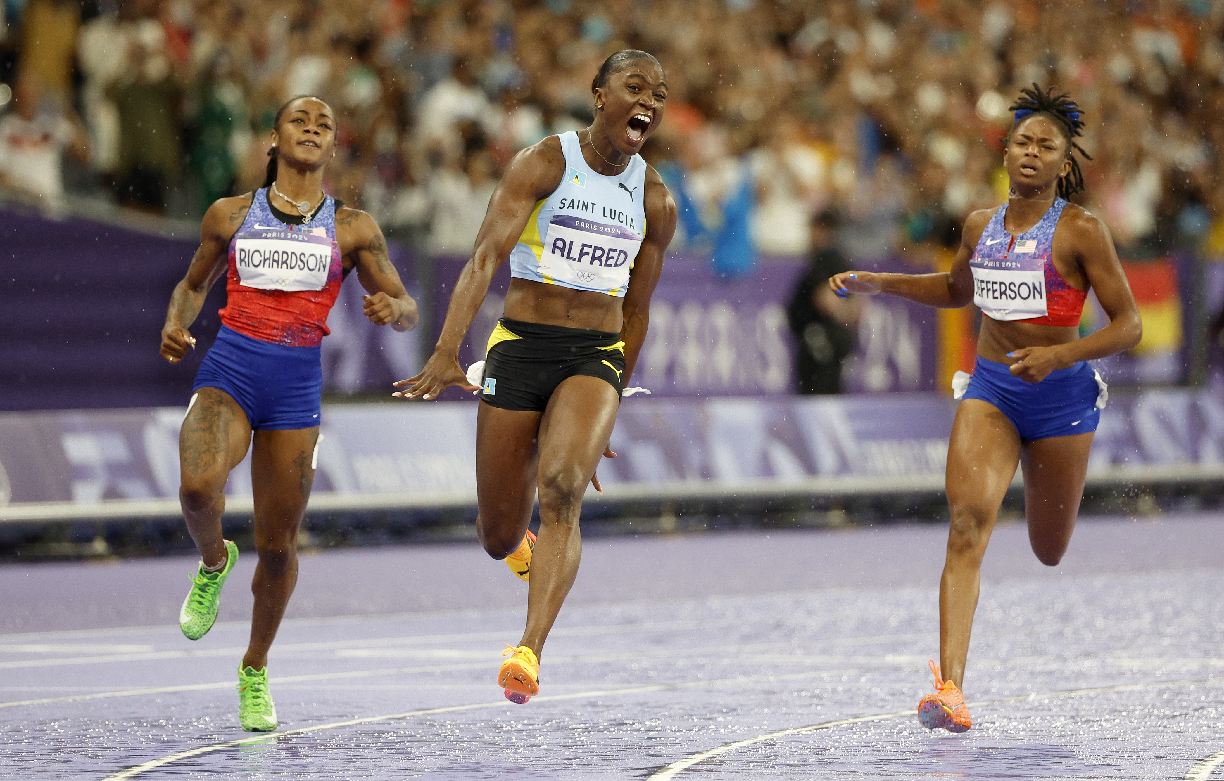 Julien Alfred vive una noche de ensueño al ganar el oro para su país en los 100 metros planos femenino.