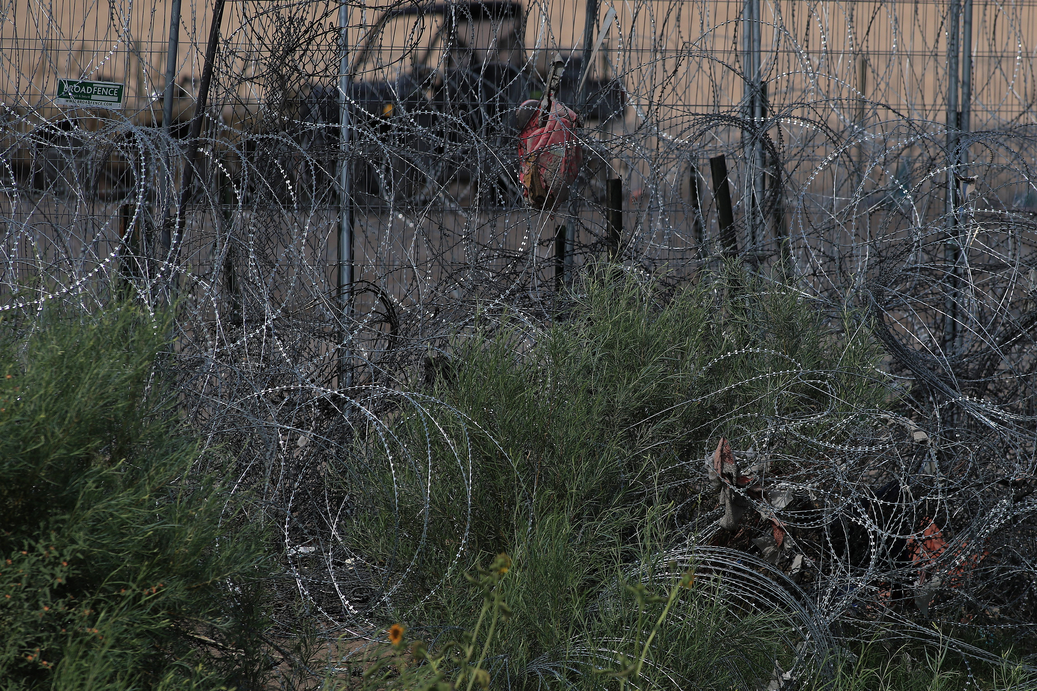 MEX5131. CIUDAD JUÁREZ (MÉXICO), 07/08/2024.- Fotografía del 6 de agosto de 2024 de barricadas de alambre de púas, en el muro fronterizo desde Ciudad Juárez, Chihuahua (México). El Gobierno de Texas instaló una tercera barrera de alambre de navajas en el río Bravo (o Grande), en la frontera con México, pese a las críticas del Gobierno mexicano y los riesgos para migrantes, según constató este miércoles EFE en Ciudad Juárez. EFE/ Luis Torres