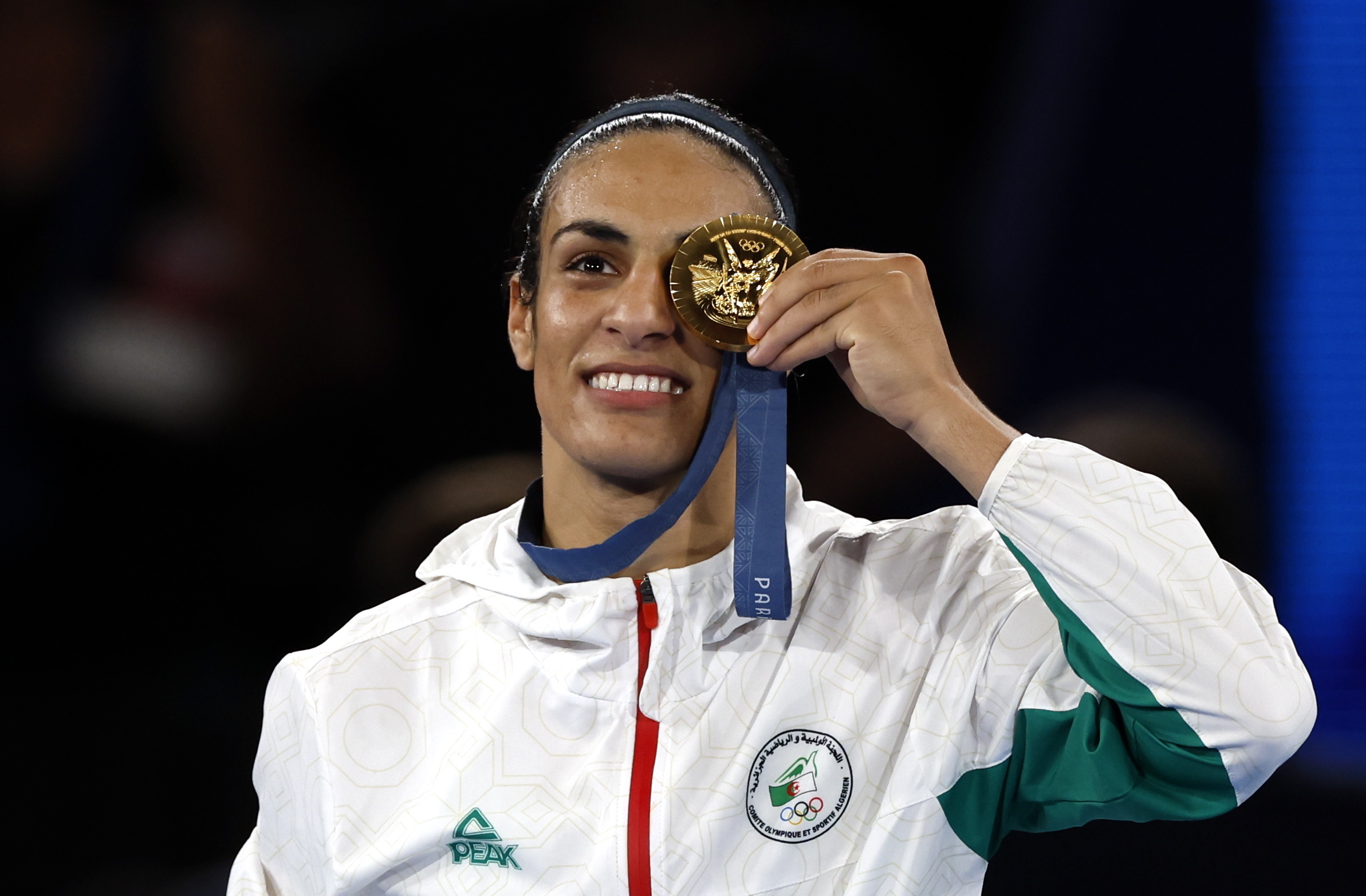 La ganadora de la medalla de oro, Imane Khelif, de Argelia, posa en el podio de la categoría final femenina de 66 kg.