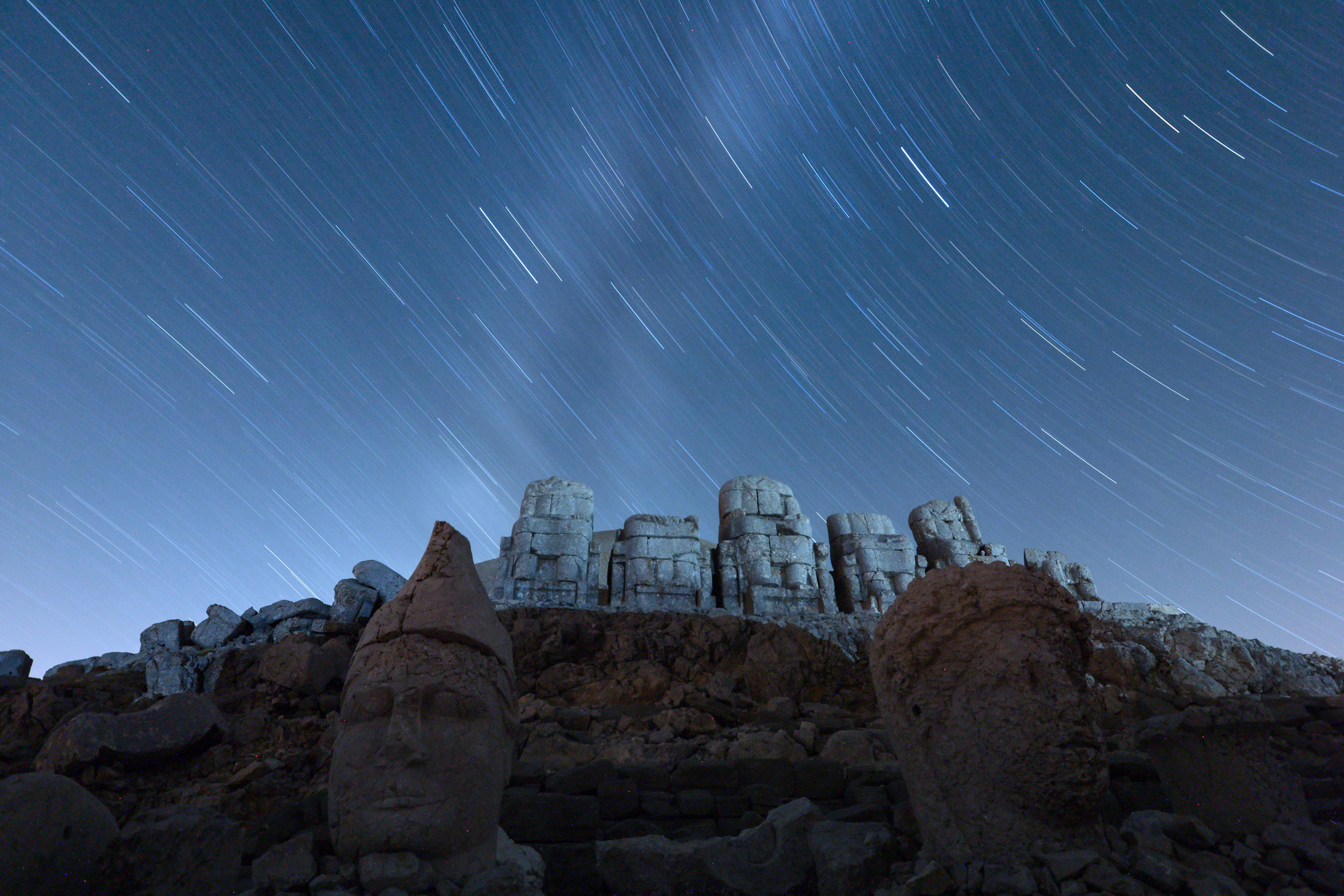-FOTODELDÍA- EA1037. ADIYAMAN (TURQUÍA), 11/08/2024.- Una imagen de larga exposición muestra meteoros de la lluvia de estrellas de las Perseidas surcando el cielo nocturno este domingo, sobre grandes estatuas en la tumba-santuario del rey Antíoco en la cima del monte Nemrut en la discoteca Kahta en Adiyaman (Turquía). Este año, la lluvia de meteoros comenzó el 14 de julio, continuará hasta el 1 de septiembre y alcanzará su máximo entre el 11 y el 13 de agosto. EFE/EPA/ERDEM SAHIN