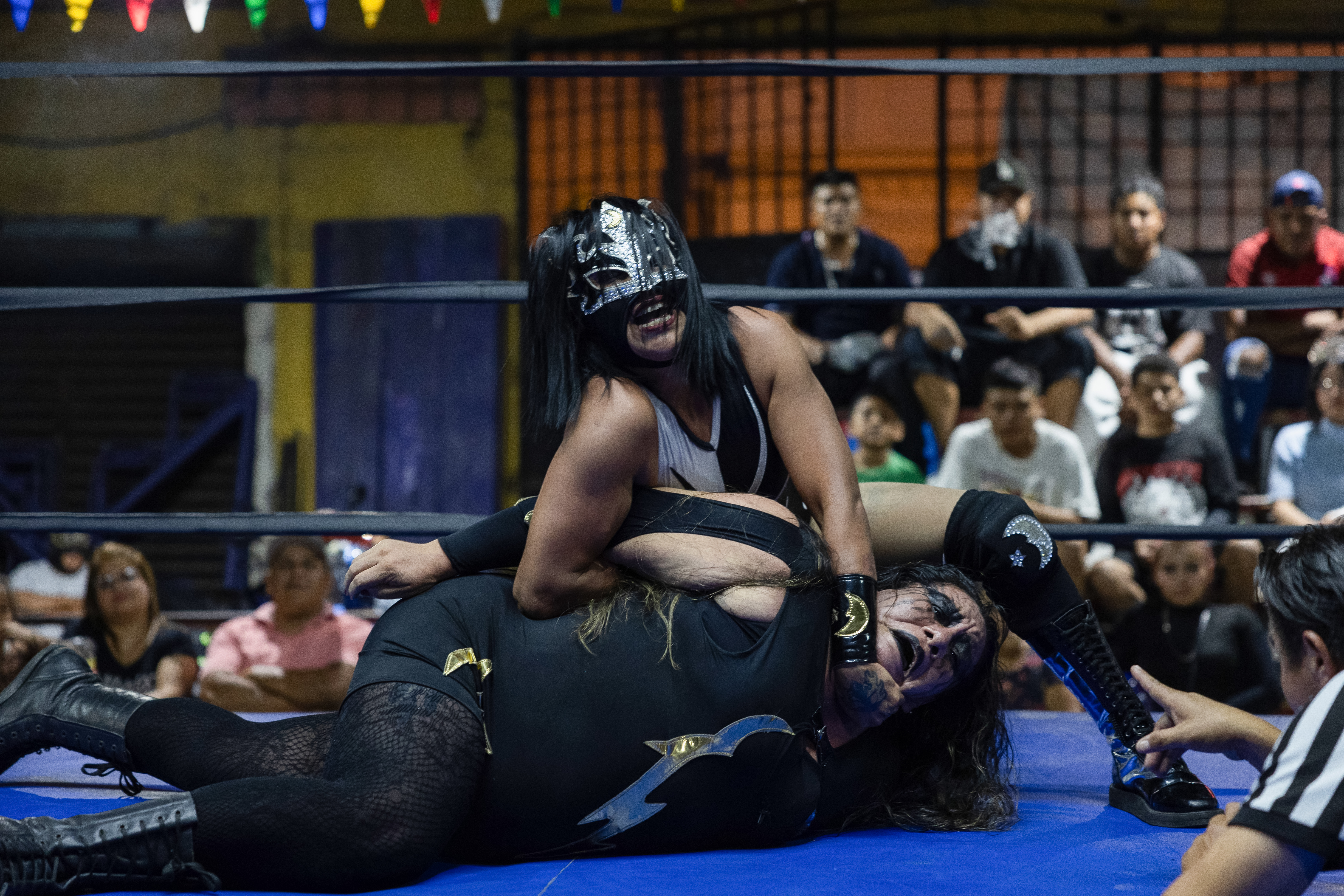 La lucha libre de Guatemala se niega a desaparecer y sobrevive en un estacionamiento