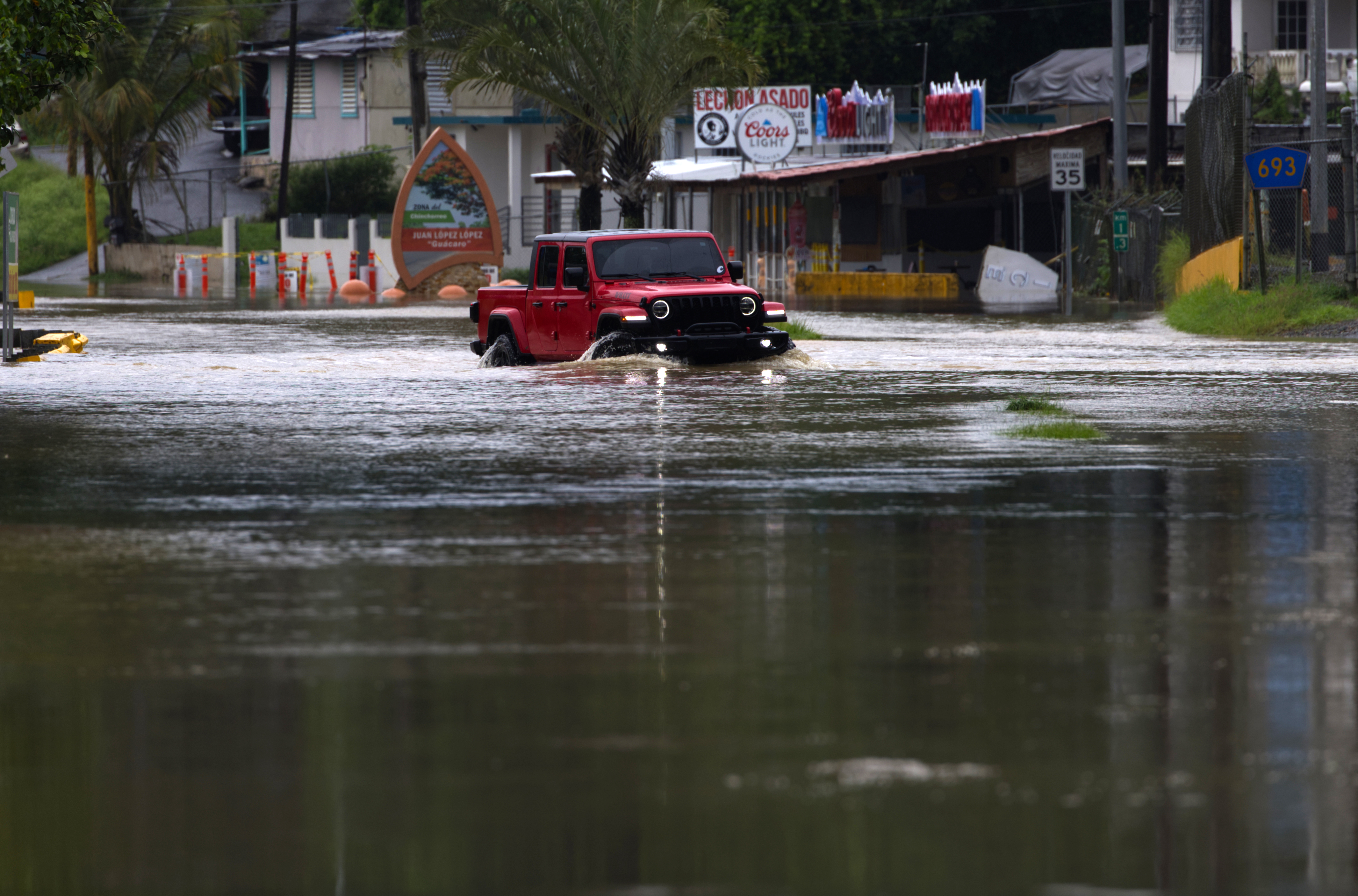 USA6447. DORADO (PUERTO RICO), 14/08/2024.- Fotografía de una carretera inundada tras el paso del huracán Ernesto, este miércoles en Dorado (Puerto Rico). Cientos de personas se encuentran este miércoles en los refugios habilitados por las autoridades de Puerto Rico, donde hay carreteras bloqueadas y algunos ríos se están desbordando tras el paso de Ernesto, que se convirtió en huracán. EFE/ Thais Llorca