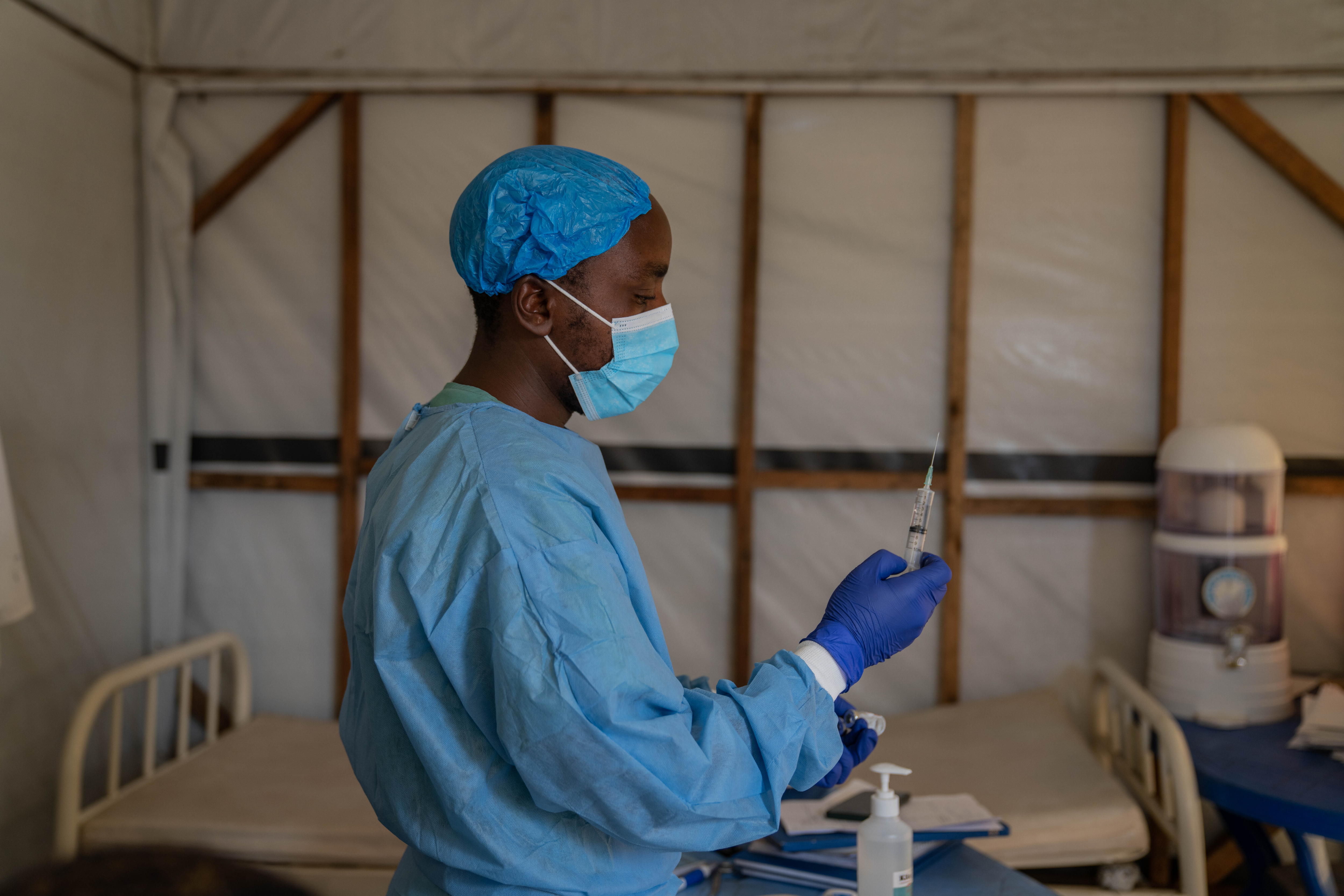 Goma (Democratic Republic Of Congo), 16/08/2024.- A member of staff prepares an injection at the Munigi Health Centre in Munigi, Democratic Republic of Congo on August 16, 2024. The European Centre for Disease Prevention and Control (ECDC) warned that Europe is likely to see more imported cases due to the virus'Äôs spread in several African nations after the World Health Organization declared the spread of mpox in Africa as a global health emergency. Mpox belongs to the same family of viruses as smallpox but causes milder symptoms like fever, chills and body aches. EFE/EPA/MOISE KASEREKA