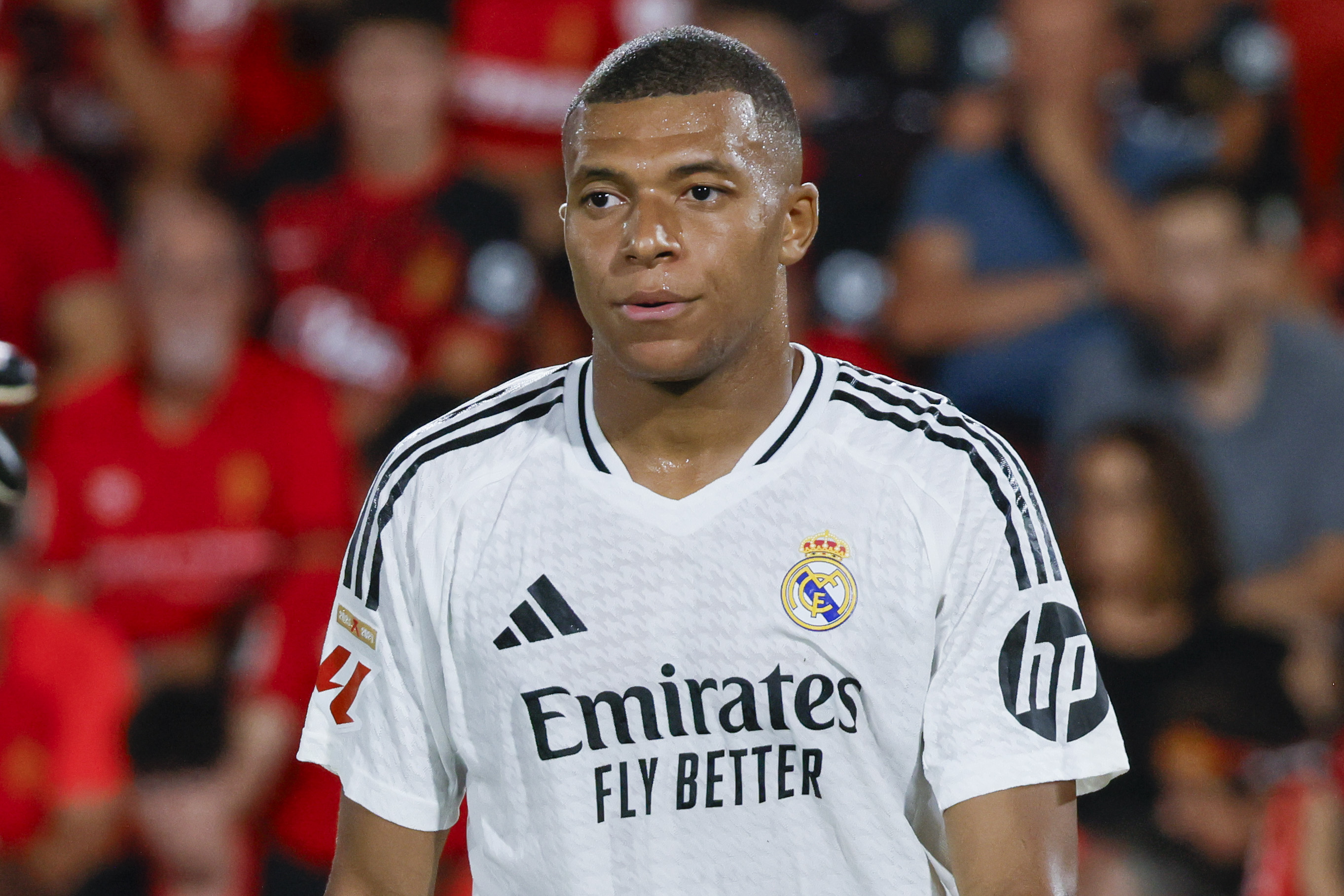 -FOTODELDÍA- PALMA, 18/08/2024.- El delantero francés del Real Madrid Kylian Mbappé se lamenta durante el partido de LaLiga entre el RCD Mallorca y el Real Madrid, este domingo en el estadio de Son Moix, en Palma. EFE/CATI CLADERA