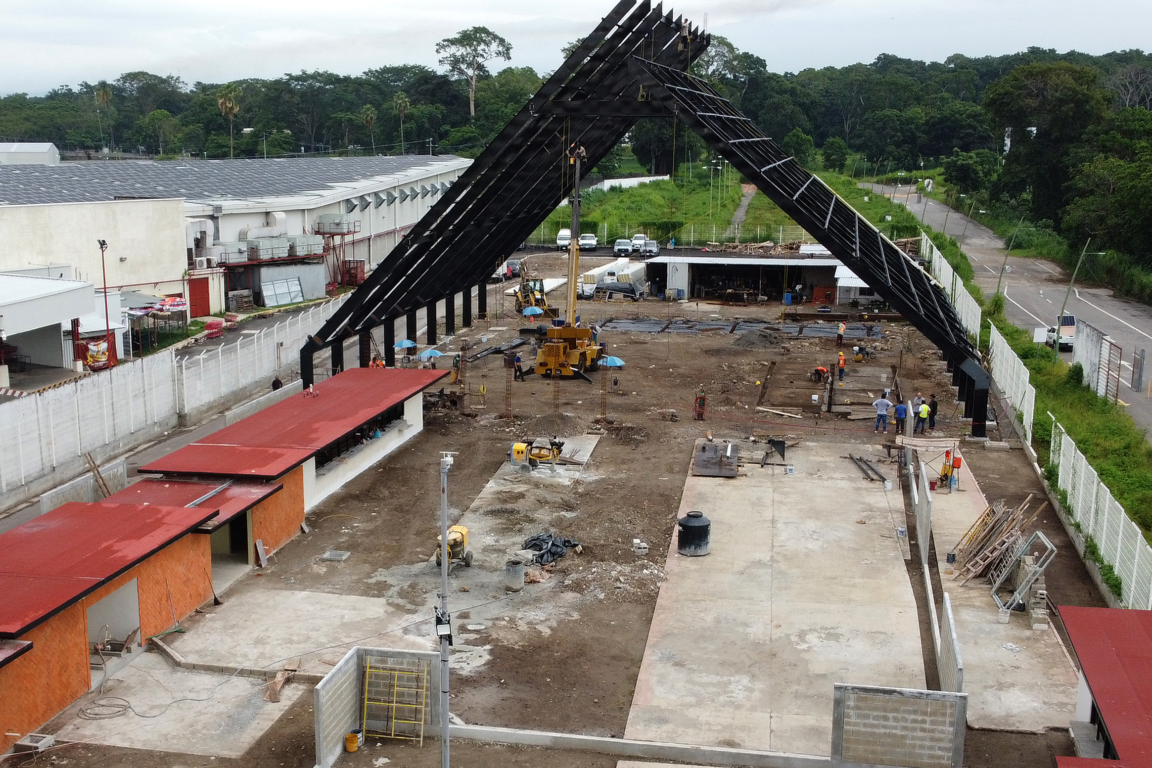 Trabajadores construyen el nuevo Centro Multiservicios  en Tapachula (México). La Comisión Mexicana de Ayuda a Refugiados afirma que las personas usan México como tránsito hacia Estados Unidos. (Foto Prensa Libre: EFE/ Juan Manuel Blanco).