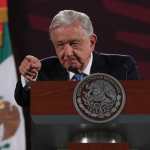 El presidente de México, Andrés Manuel López Obrador, dice que los embajadores de Estados Unidos y Canadá tienen su derecho a manifestarse por la reforma judicial, aunque los acusa de intentar intervenir en asuntos gubernamentales. (Foto Prensa Libre: EFE/ Mario Guzmán).