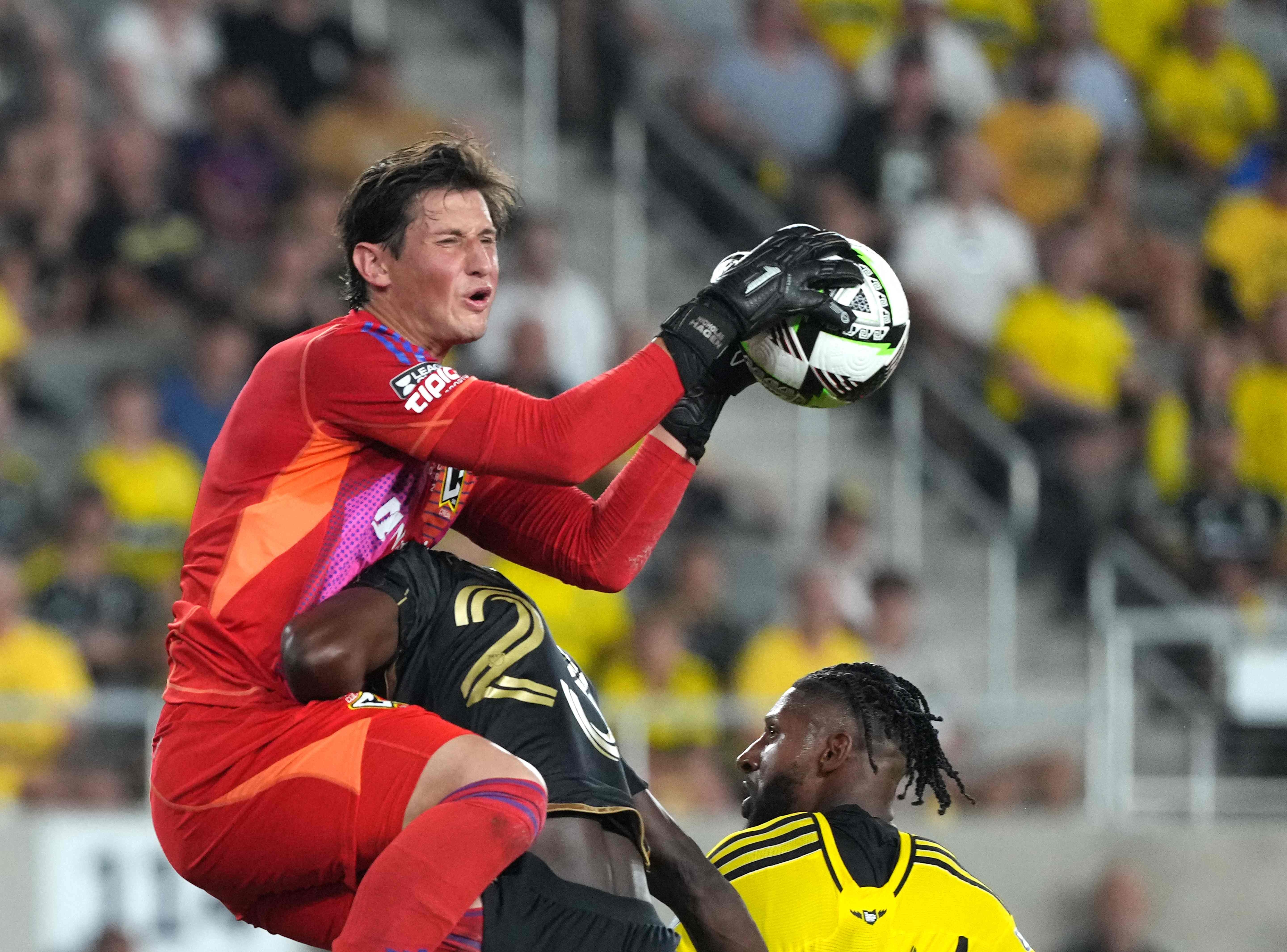 Kei Kamara de Los Angeles FC se choca con el portero Nicholas Hagen del Columbus Crew.