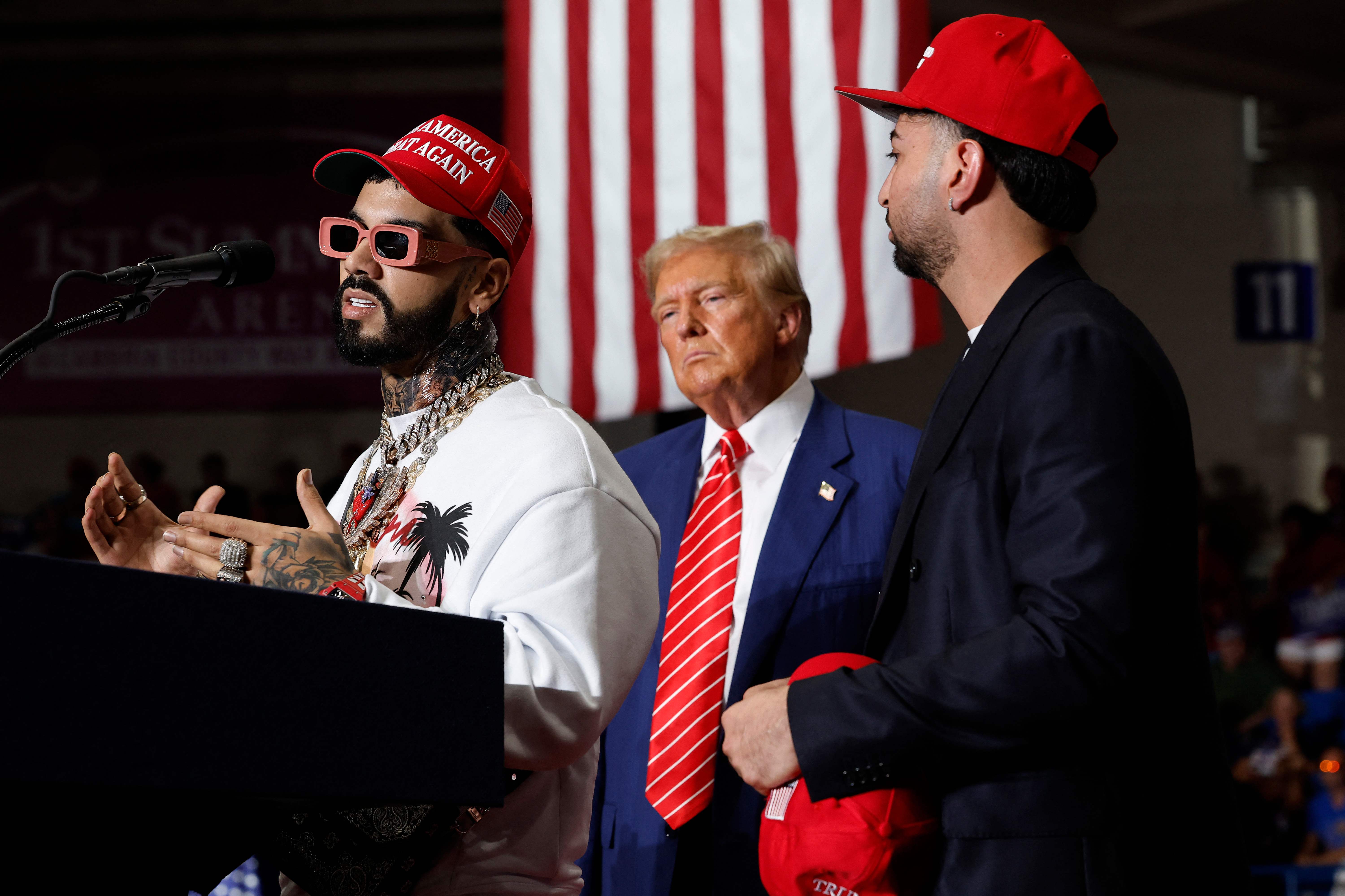 Anuel AA y Justin Quiles participando en el mitin de Donald Trump.