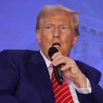 Donald Trump crítica al gobierno de Joe Biden al incautar el avión de Nicolás Maduro, ya que considera que se comprará otro y más grande. (Foto Prensa Libre: Alex Wong/Getty Images/AFP).