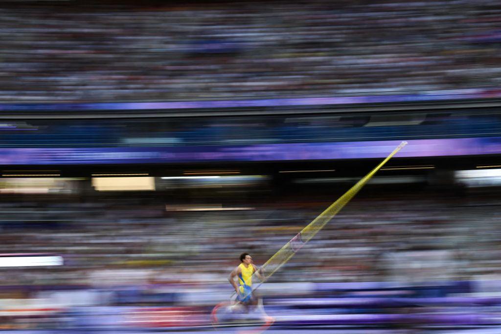 A toda velocidad: "Mondo" Duplantis con la garrocha rumbo a su récord mundial. (Foto: Getty Images)