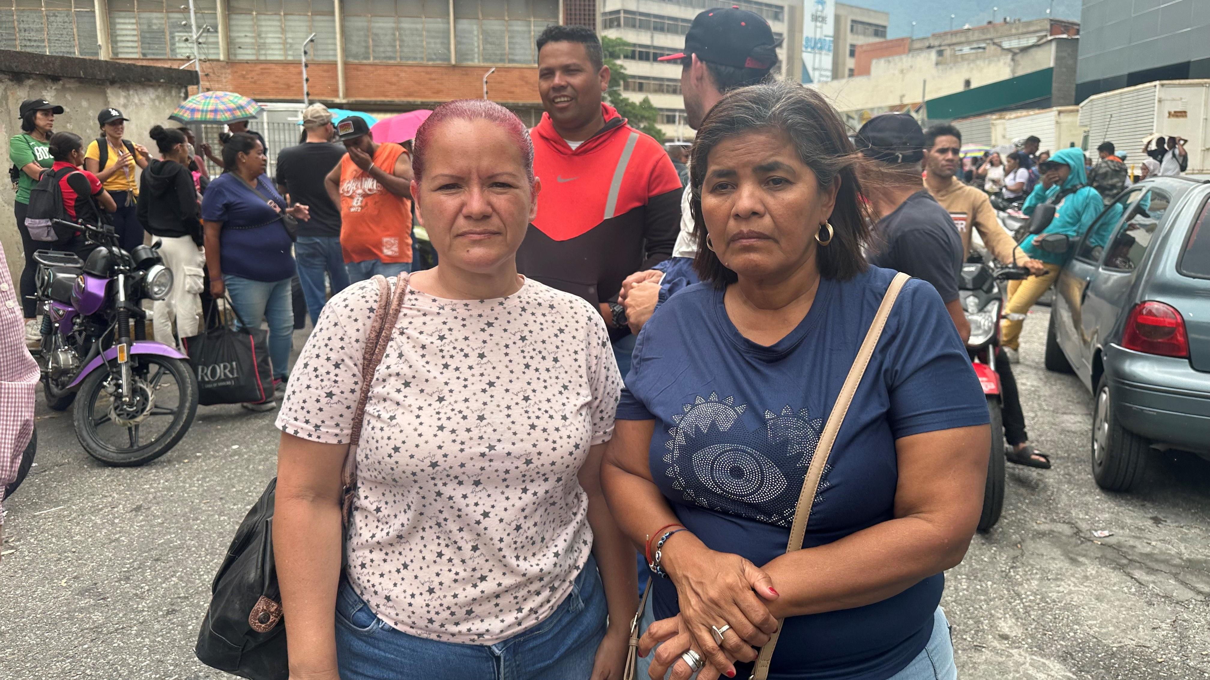 Jenny Merentes y Coralia García en las afueras de Zona 7, un centro de detención en el este de Caracas. 
BBC Mundo