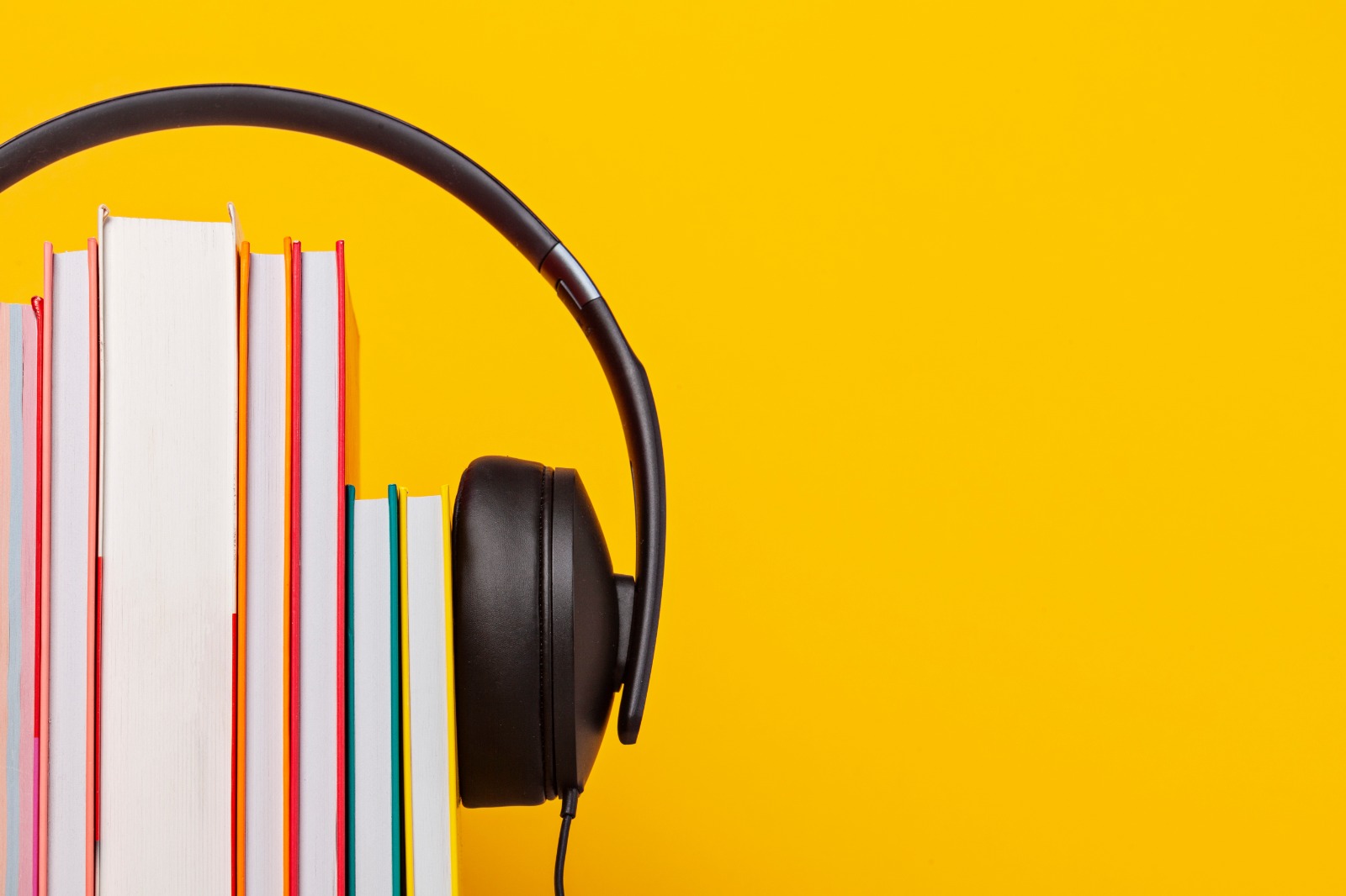 Los audiolibros han tenido un crecimiento notable, con expectativas de que los ingresos globales alcancen los 7.93 mil millones de dólares en 2024, según Statista. (Foto Prensa Libre: Shutterstock) 