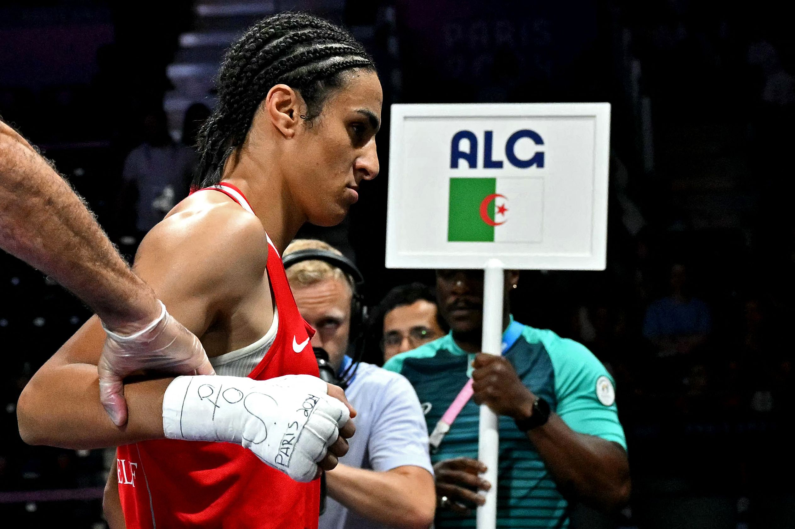 El Comité Olímpico Internacional apoya a las dos boxeadoras que vieron envueltas en sospechas tras la retirada de una de ellas después de 46 segundos de iniciar la pelea. (Foto Prensa Libre: MOHD RASFAN / AFP).