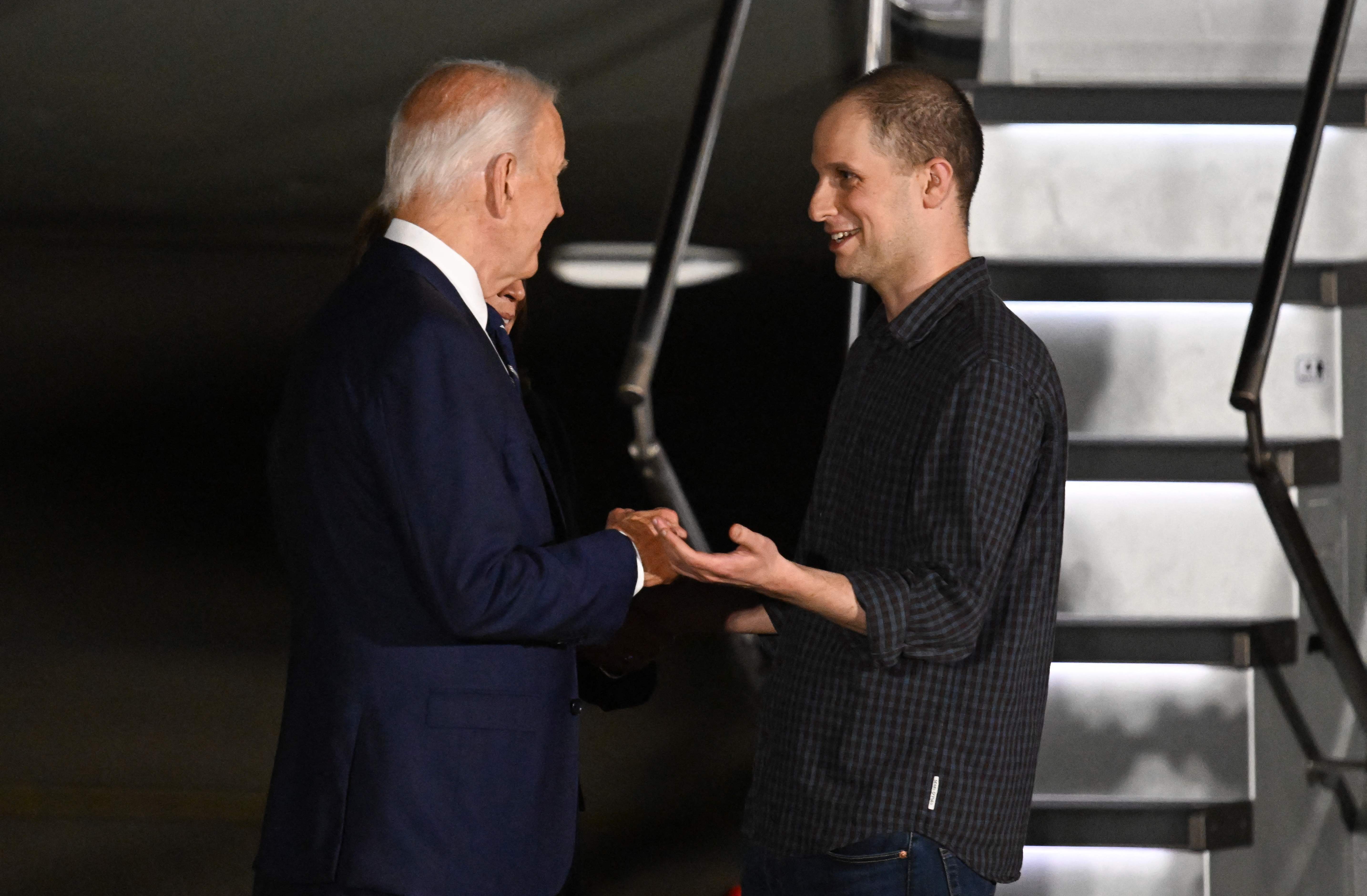 Joe Biden y Kamala Harris recibieron en la base militar Andrews en Maryland a dos periodistas y un exmilitar como parte de un acuerdo de intercambio alcanzado entre Rusia, Estados Unidos y sus aliados.  (Foto Prensa Libre: ROBERTO SCHMIDT / AFP)