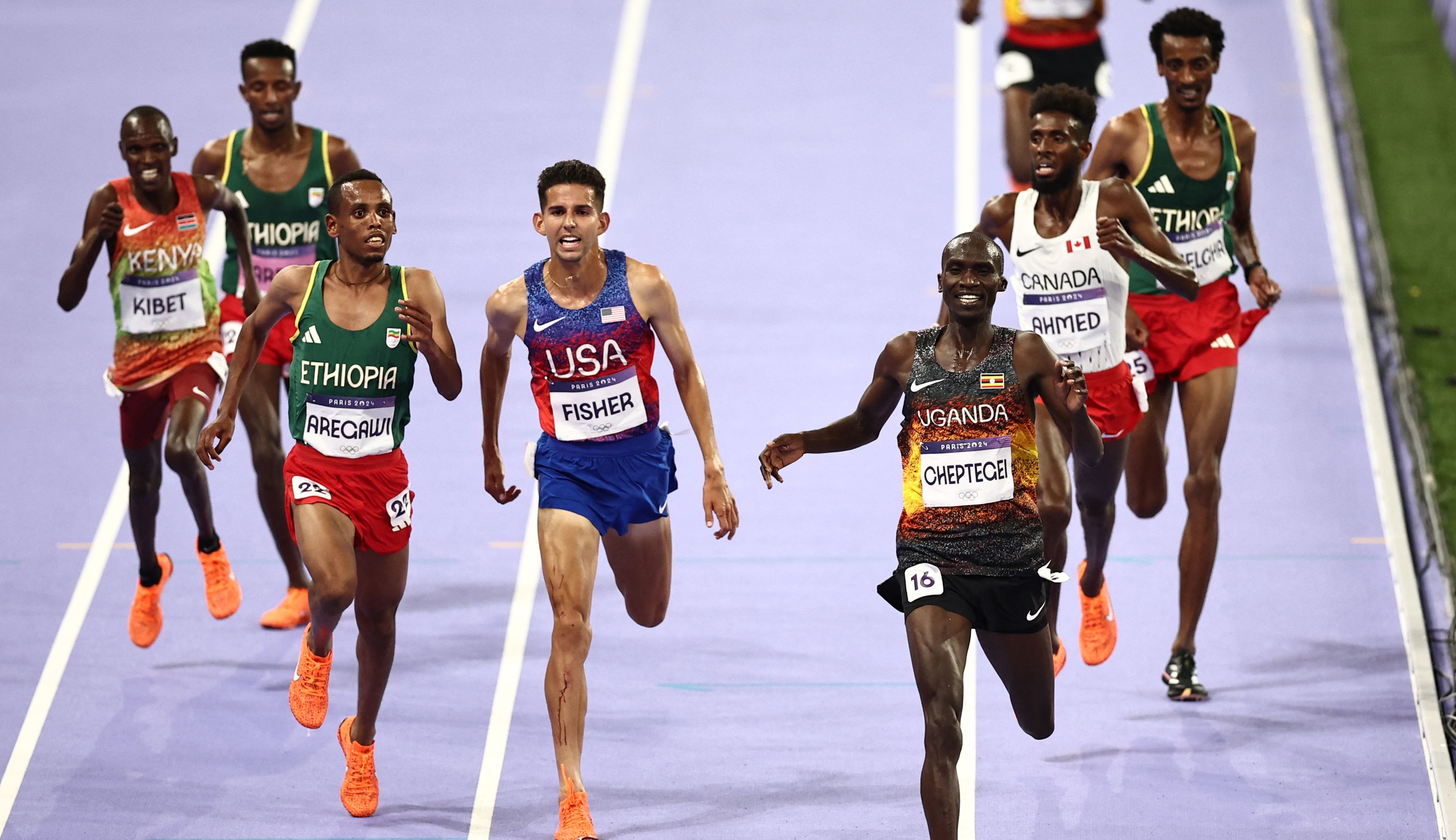 Joshua Cheptegei de Uganda ganó la final masculina de 10,000 metros en los Juegos Olímpicos de París 2024.