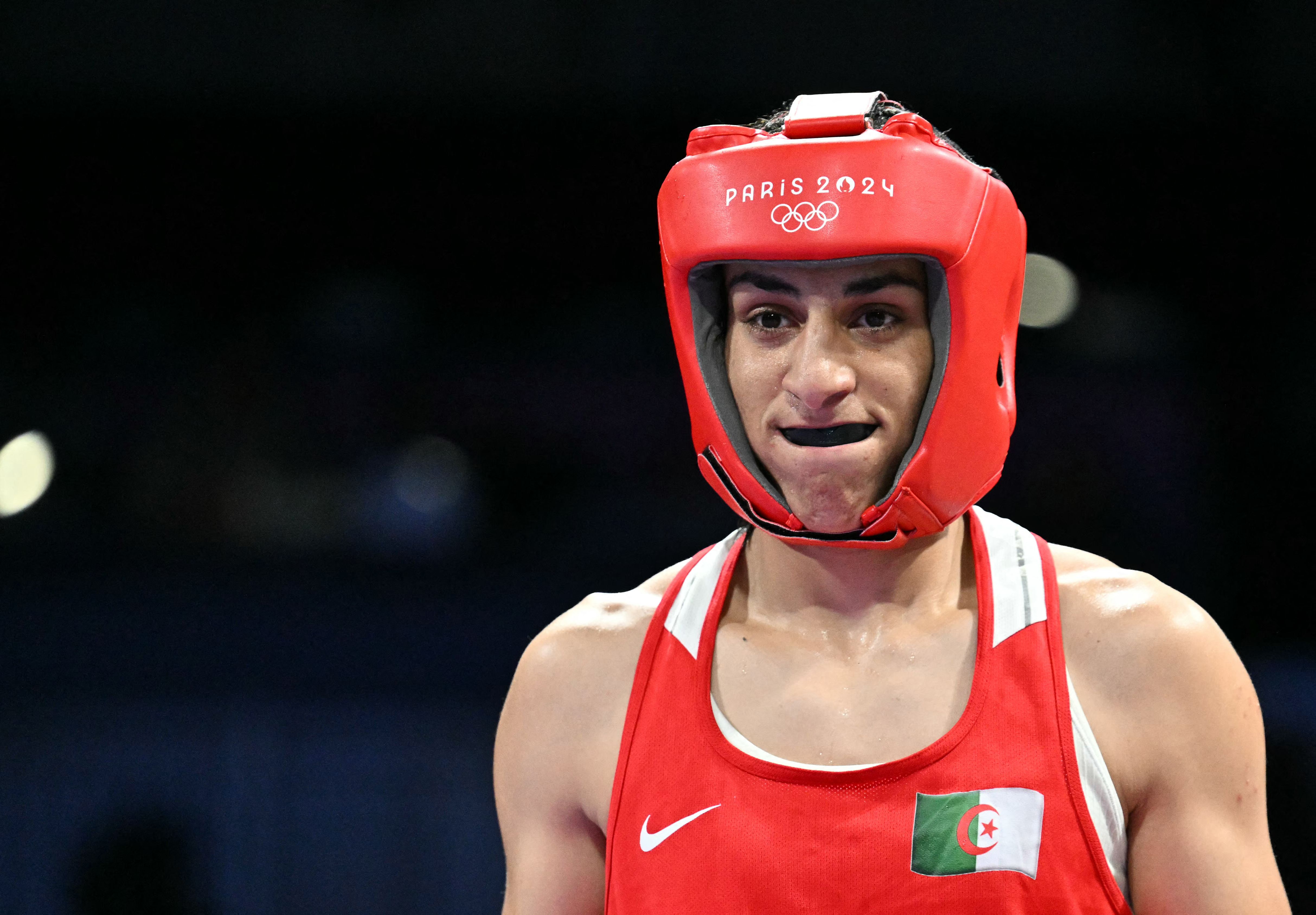 Imane Khelif de Argelia reacciona antes del encuentro con Anna Luca Hamori de Hungría en los Juegos Olímpicos de París 2024.  (Foto de MOHD RASFAN / AFP)