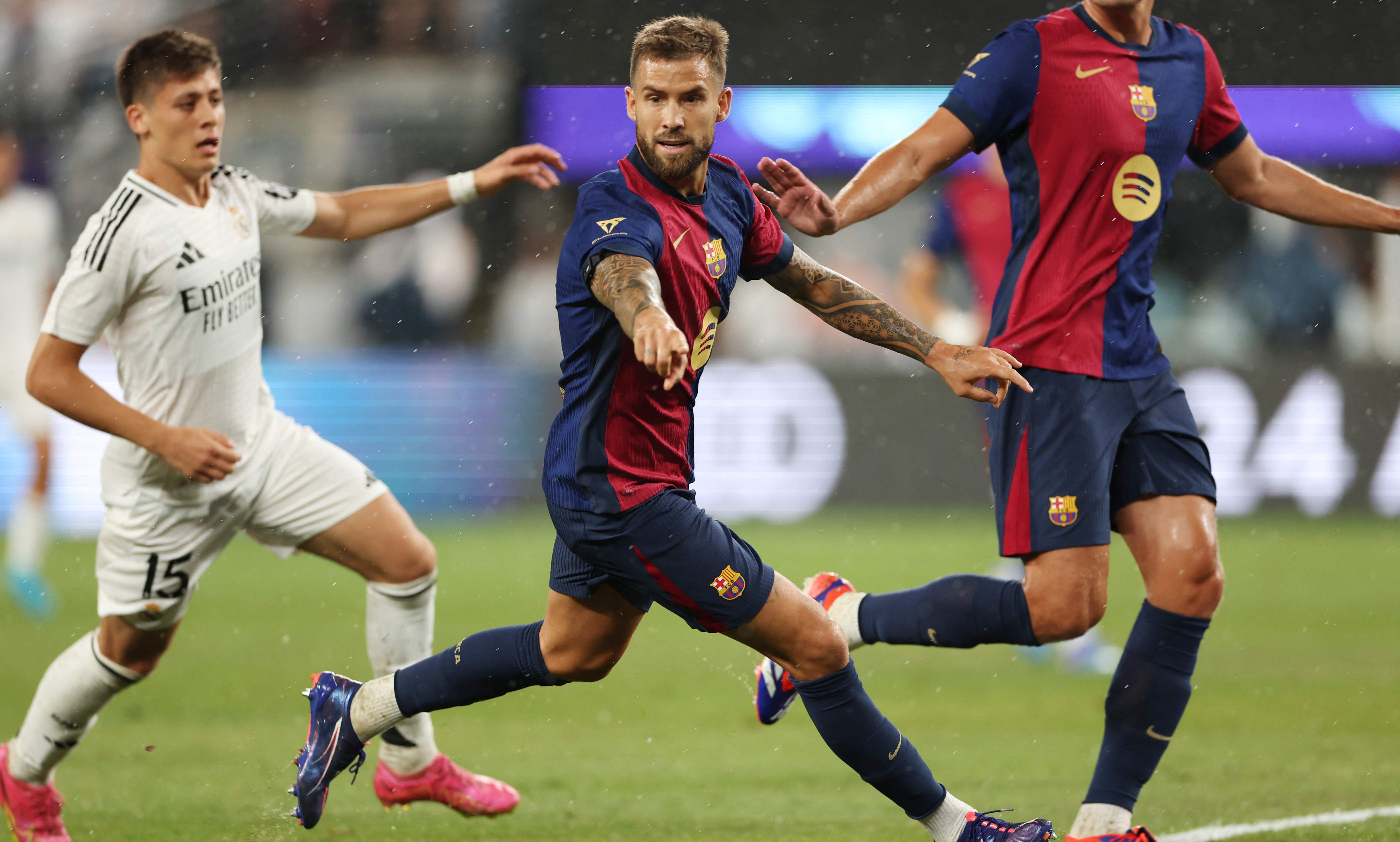 Iñigo Martínez lucha contra Arda Güler por un balón.